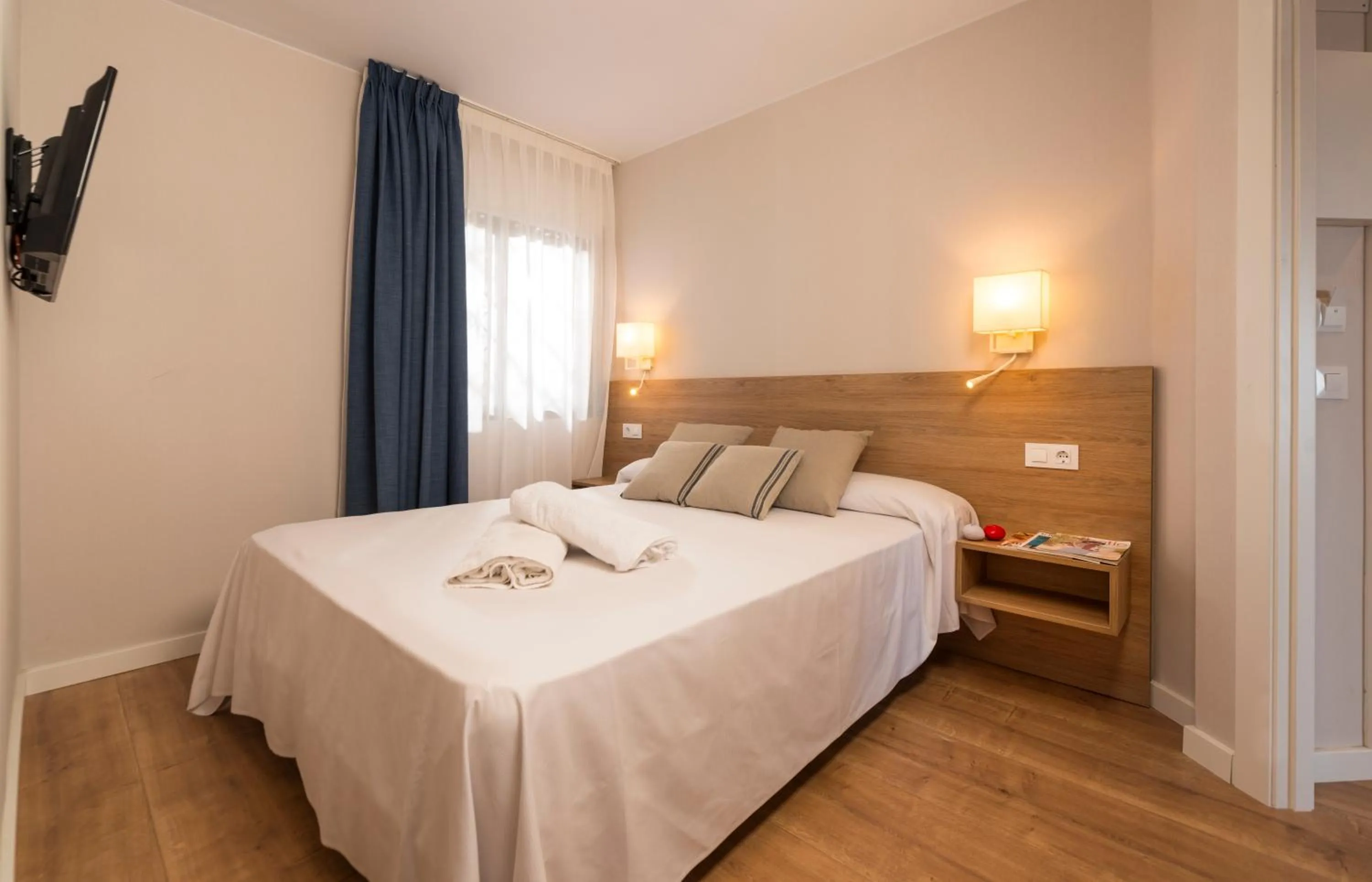 Bedroom, Bed in Apartamentos Guitart