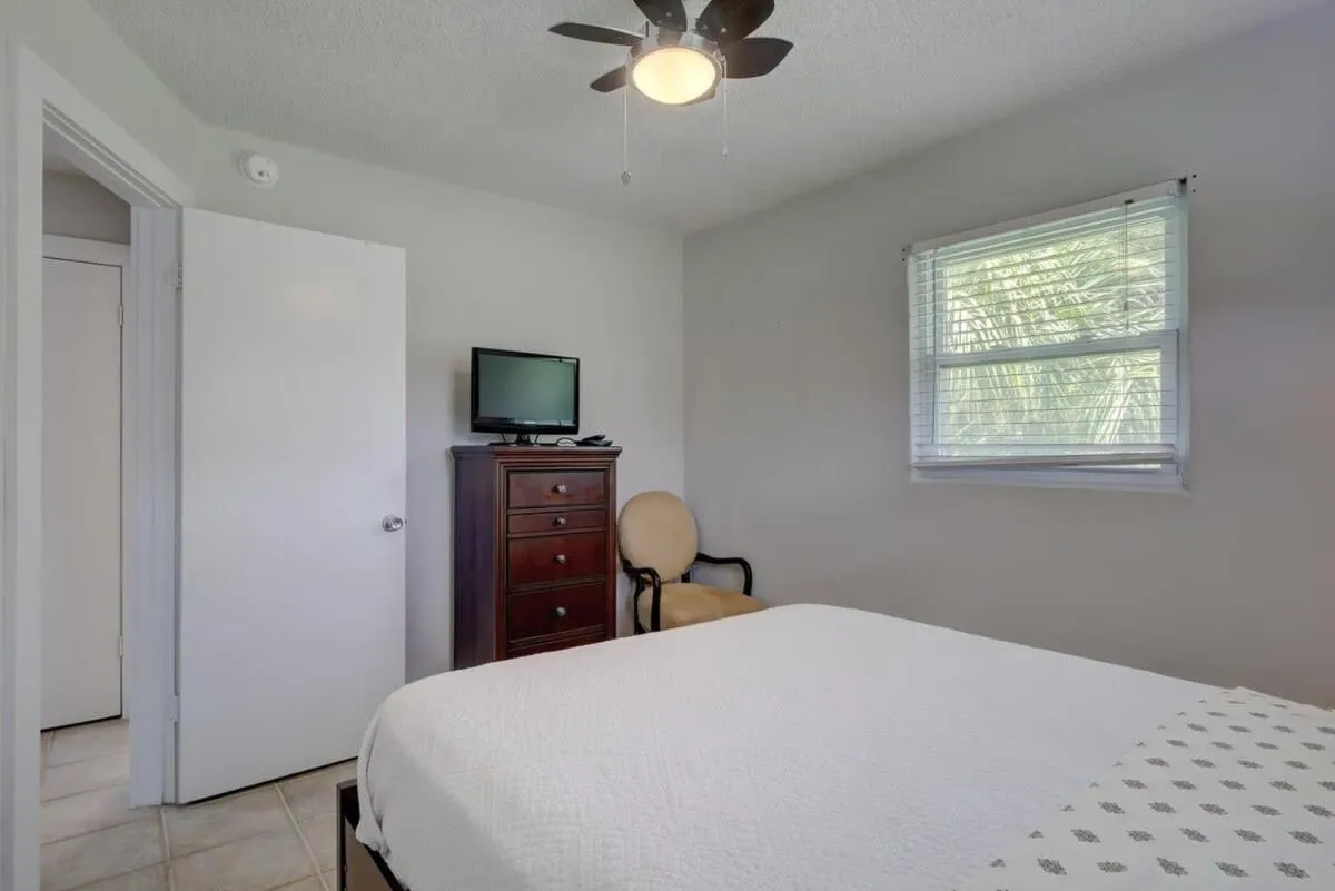 Bed in Super Private Home With Great Outdoor Space