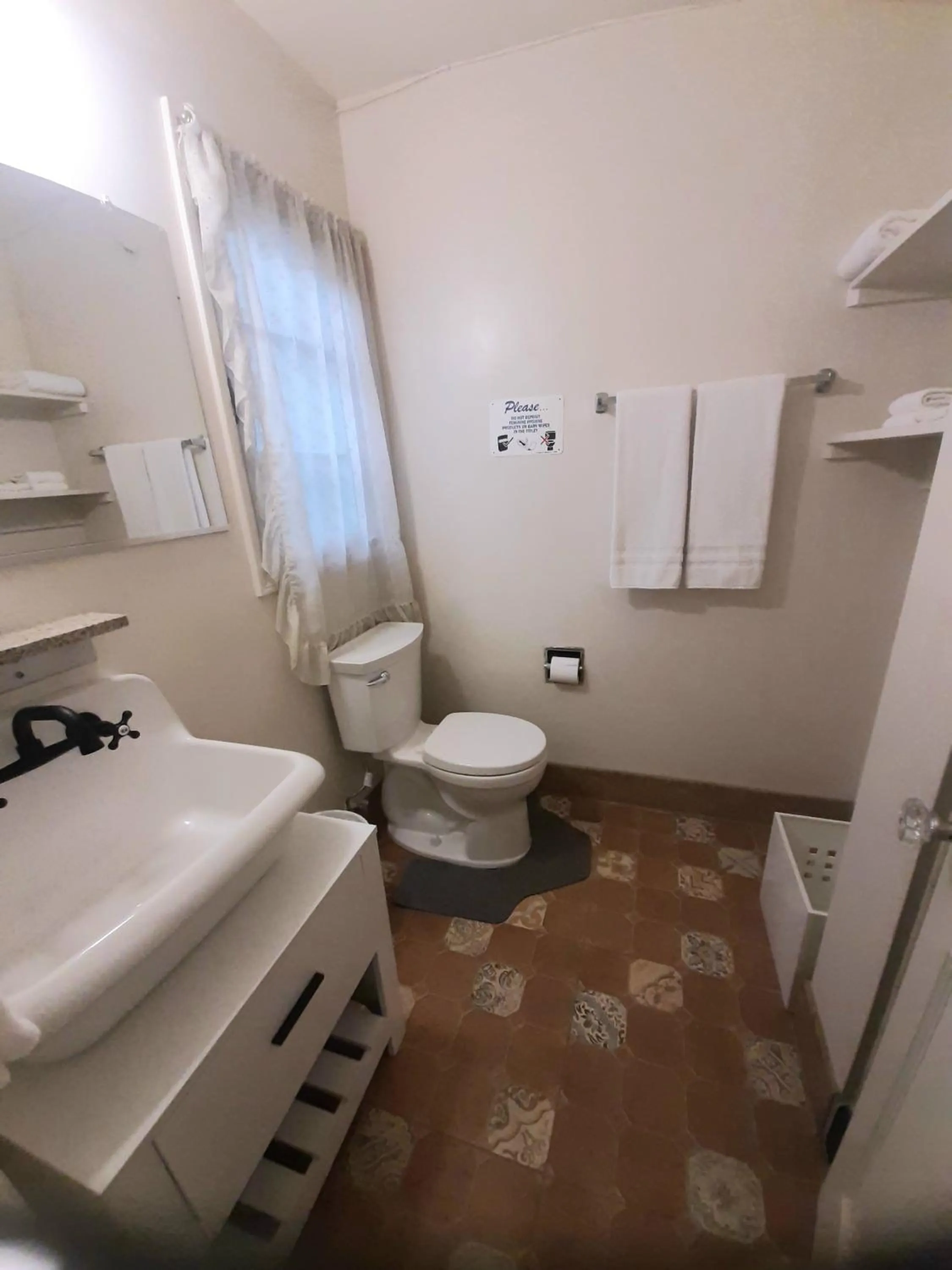 Bathroom in THE NEW STAR MOTEL - 1950s Extended-Stay Lodging and Retreat Center