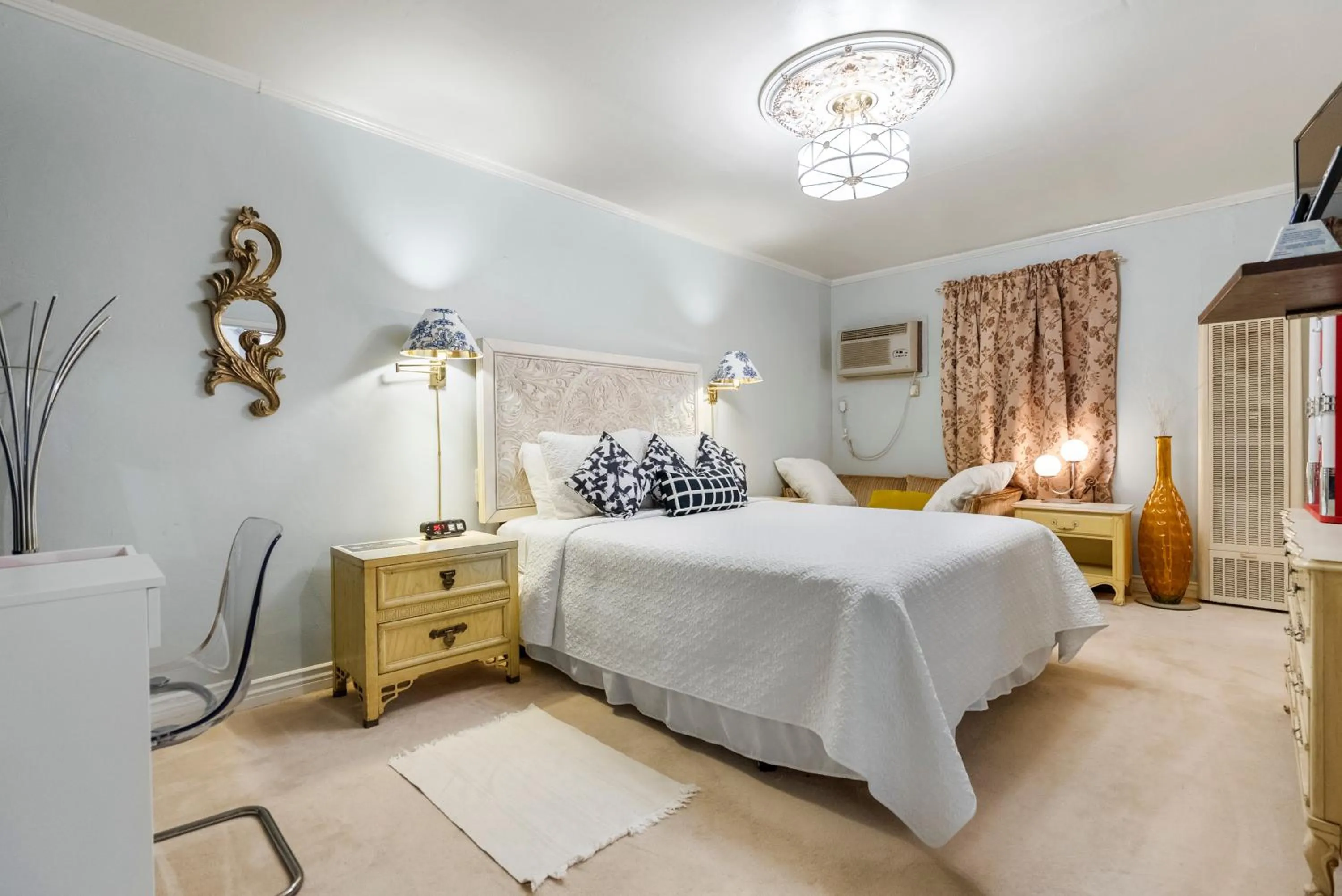 Photo of the whole room, Bed in THE NEW STAR MOTEL - 1950s Extended-Stay Lodging and Retreat Center