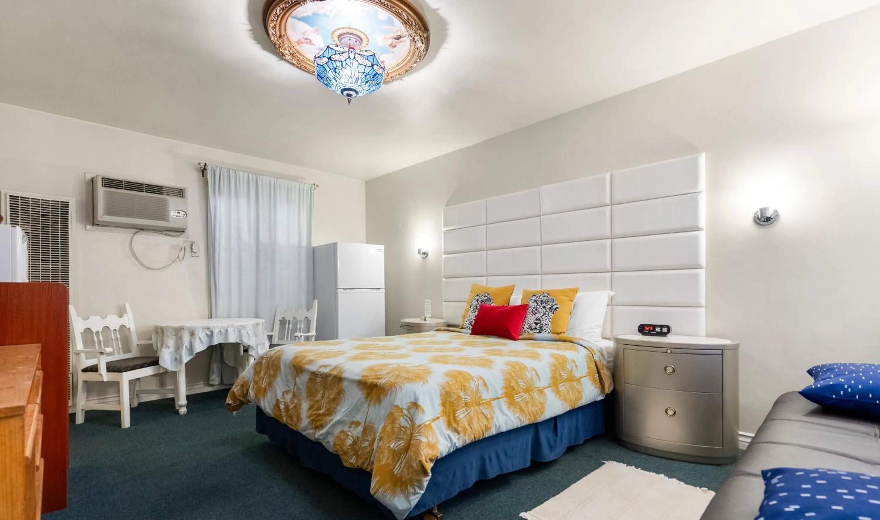 Photo of the whole room, Bed in THE NEW STAR MOTEL - 1950s Extended-Stay Lodging and Retreat Center