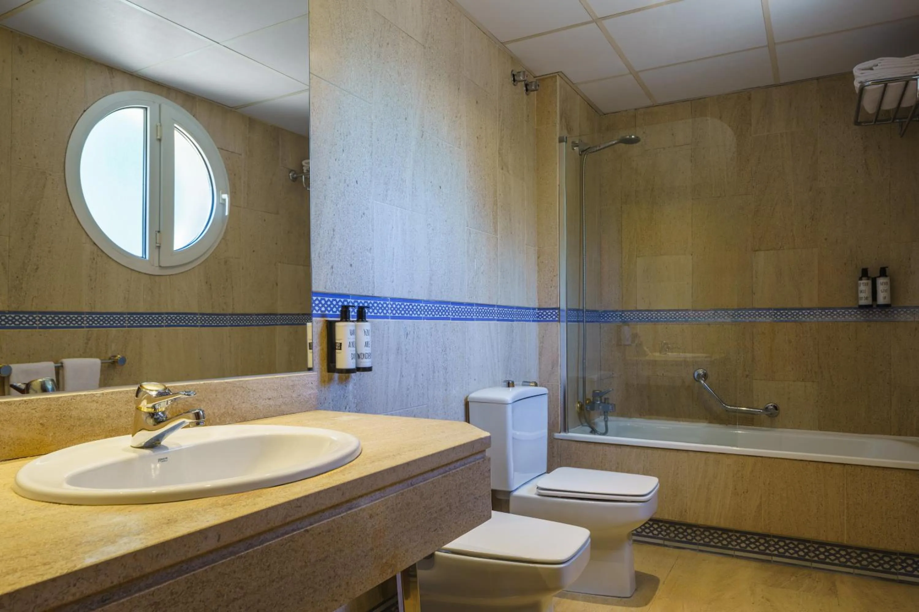 Bathroom in Crisol Jardines de Córdoba