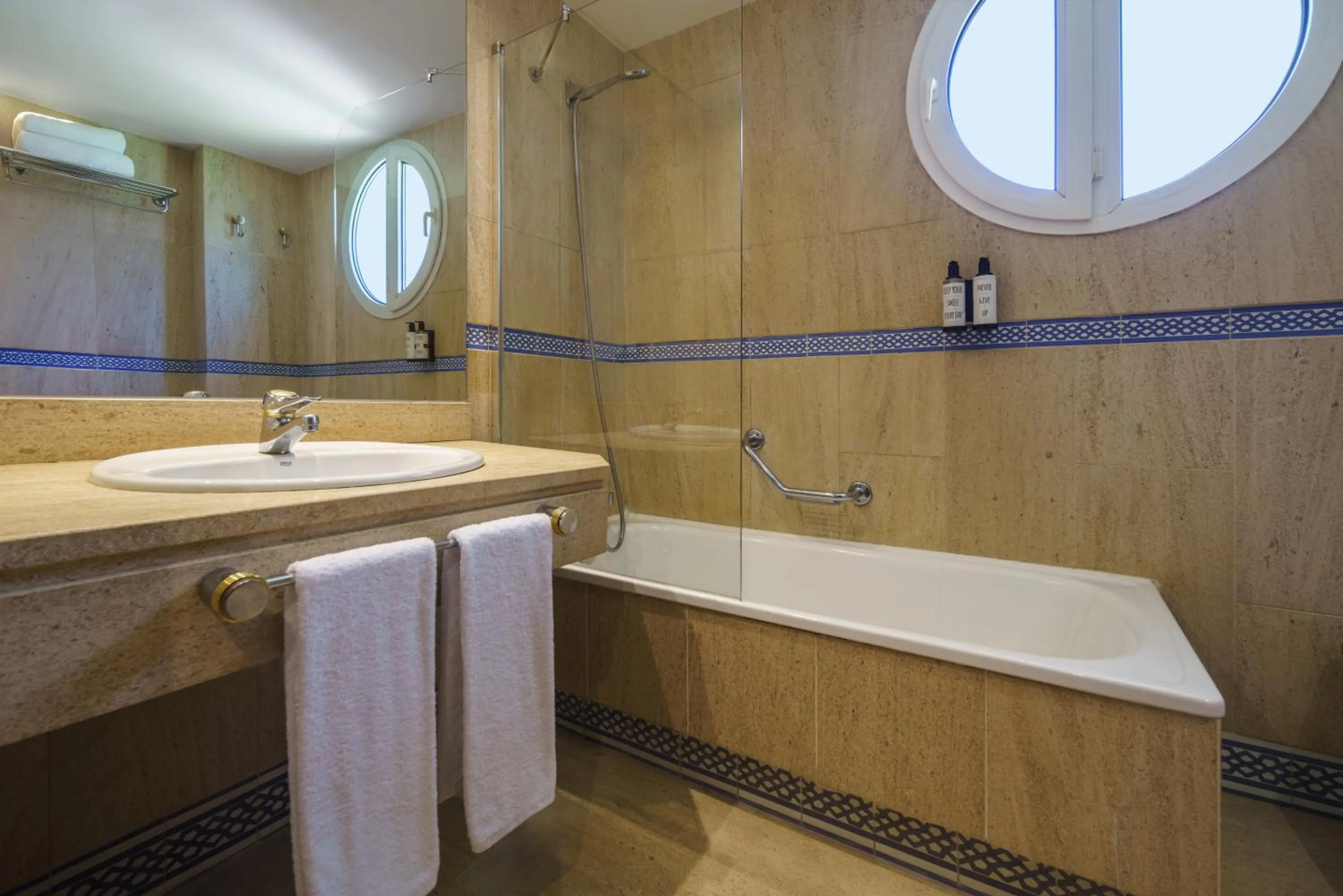 Bathroom in Crisol Jardines de Córdoba