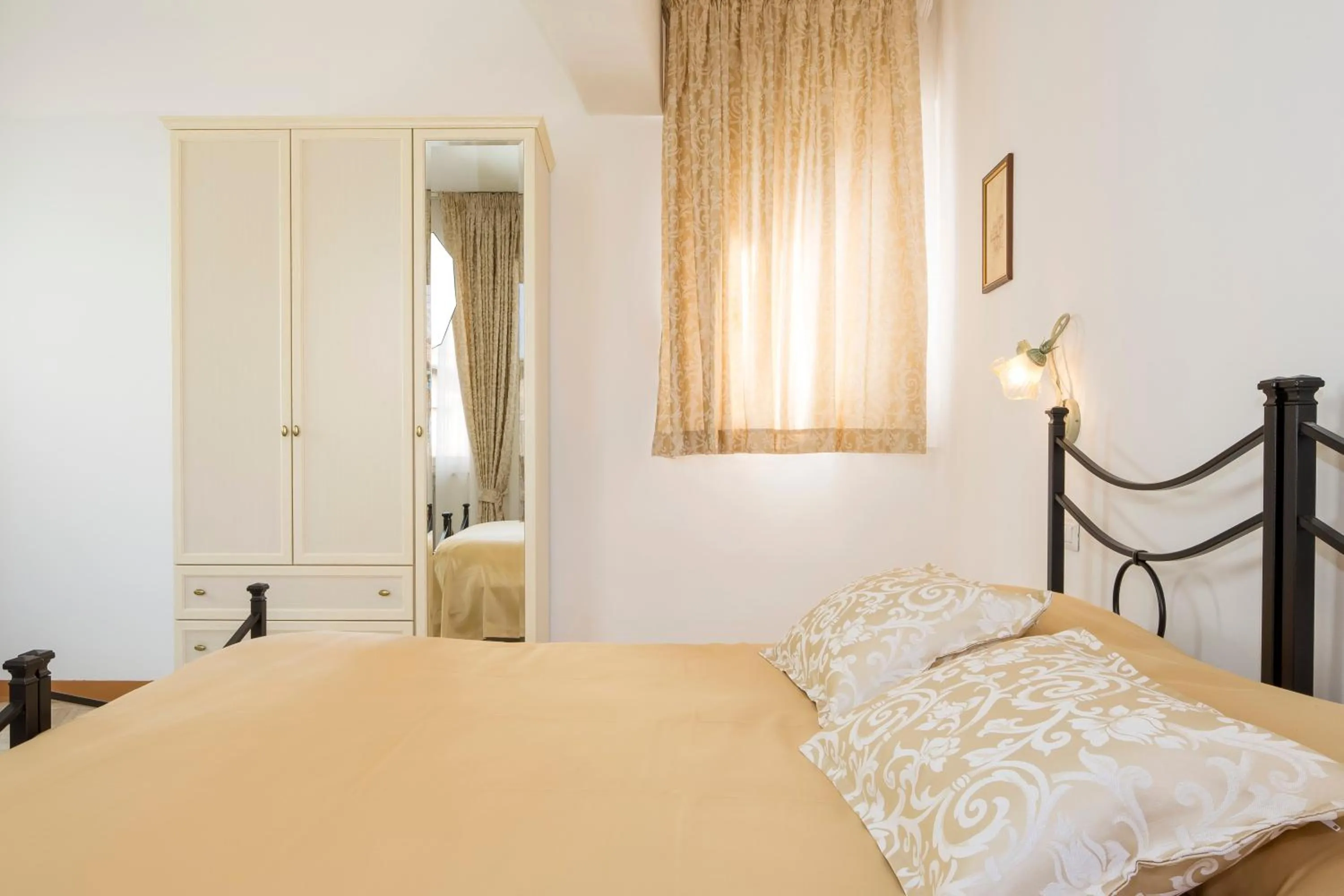 Decorative detail, Bed in B&B I Tetti di Siena