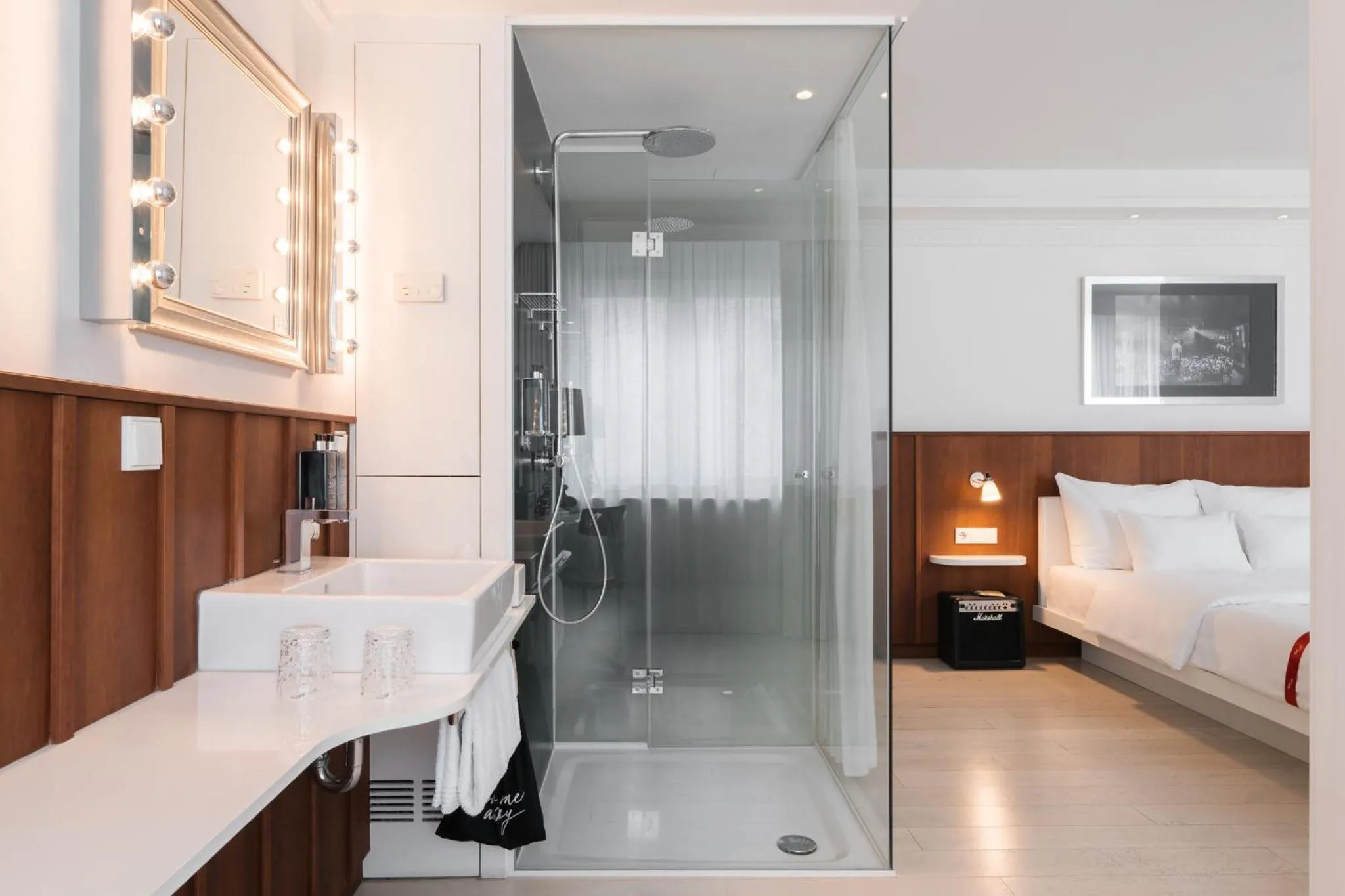 Bathroom, Bed in Ruby Sofie Hotel Vienna