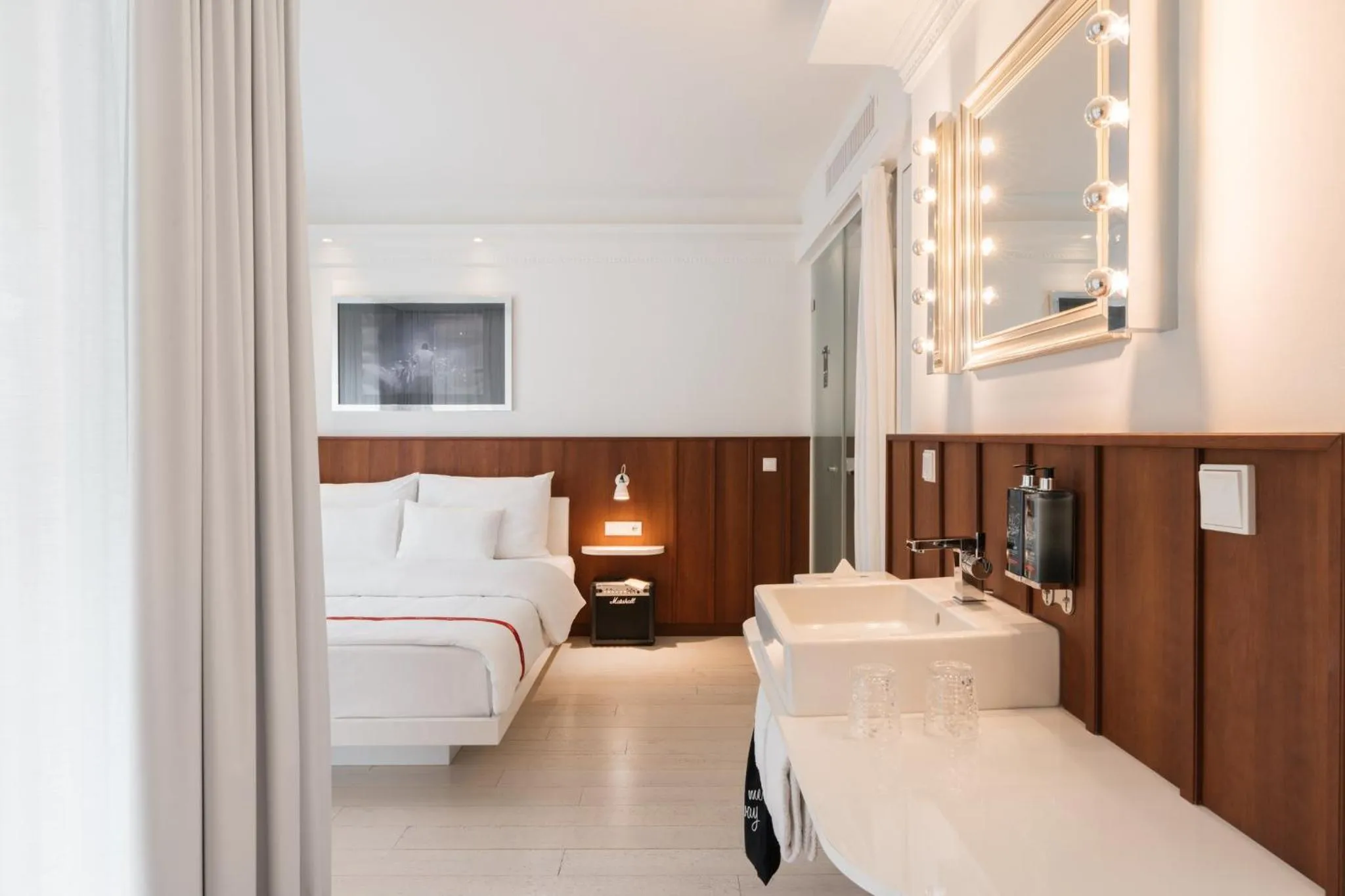 Bathroom, Bed in Ruby Sofie Hotel Vienna