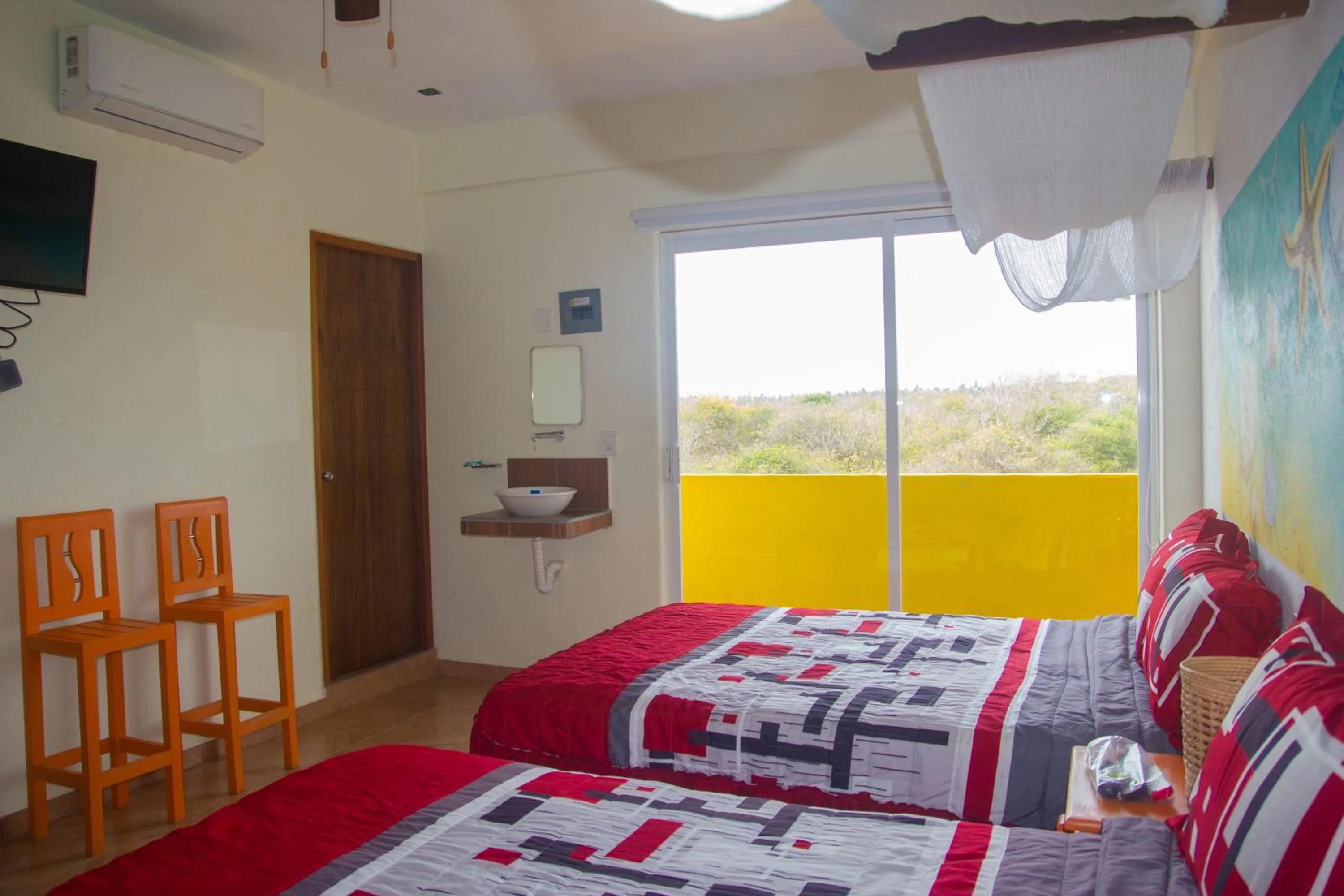 Photo of the whole room, Bed in Hotel Happy Beach