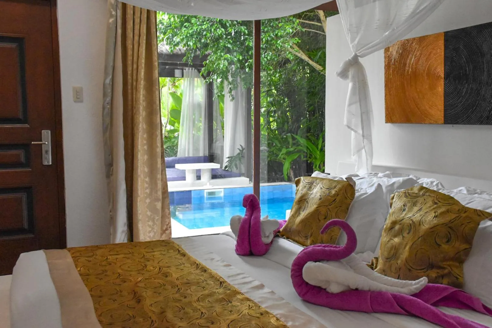 Swimming pool in Carpe Diem Villas & Resort Dive & Stay resort