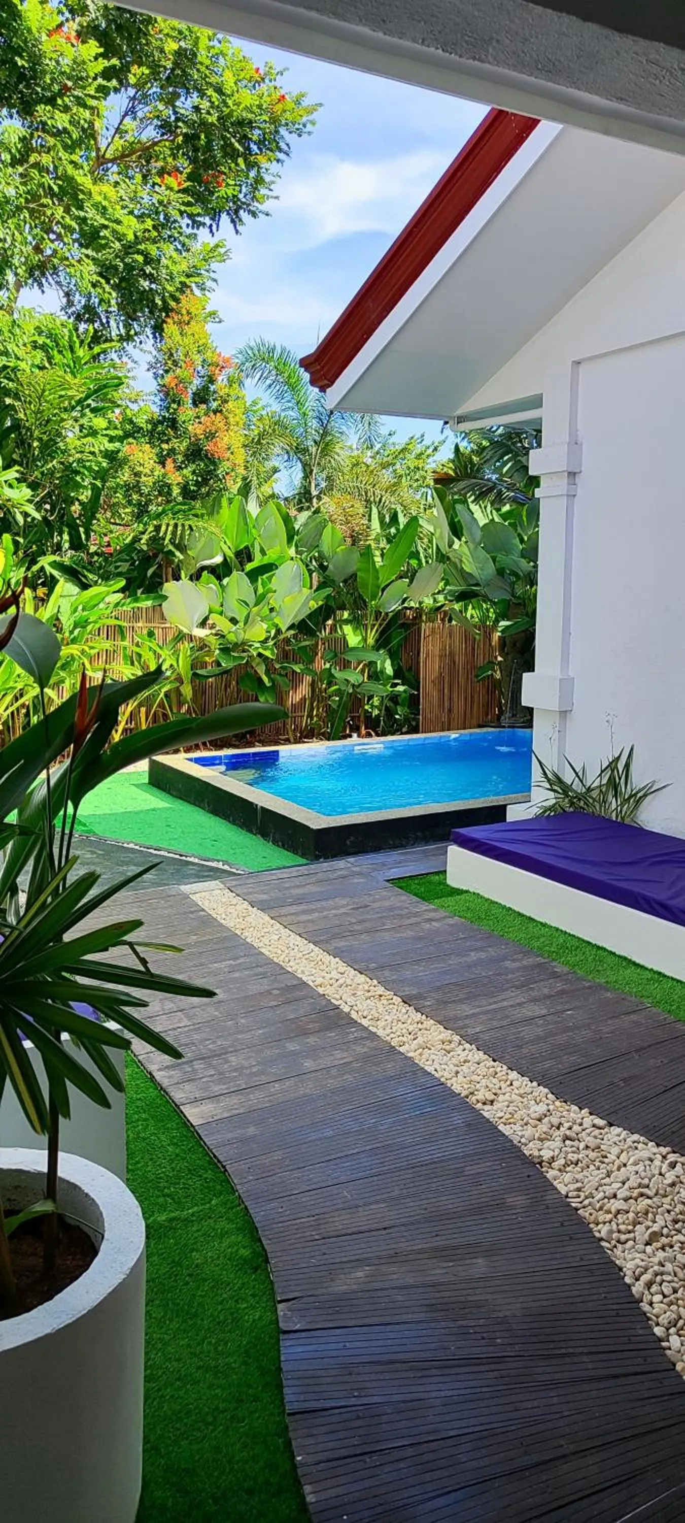 Swimming pool in Carpe Diem Villas & Resort Dive & Stay resort