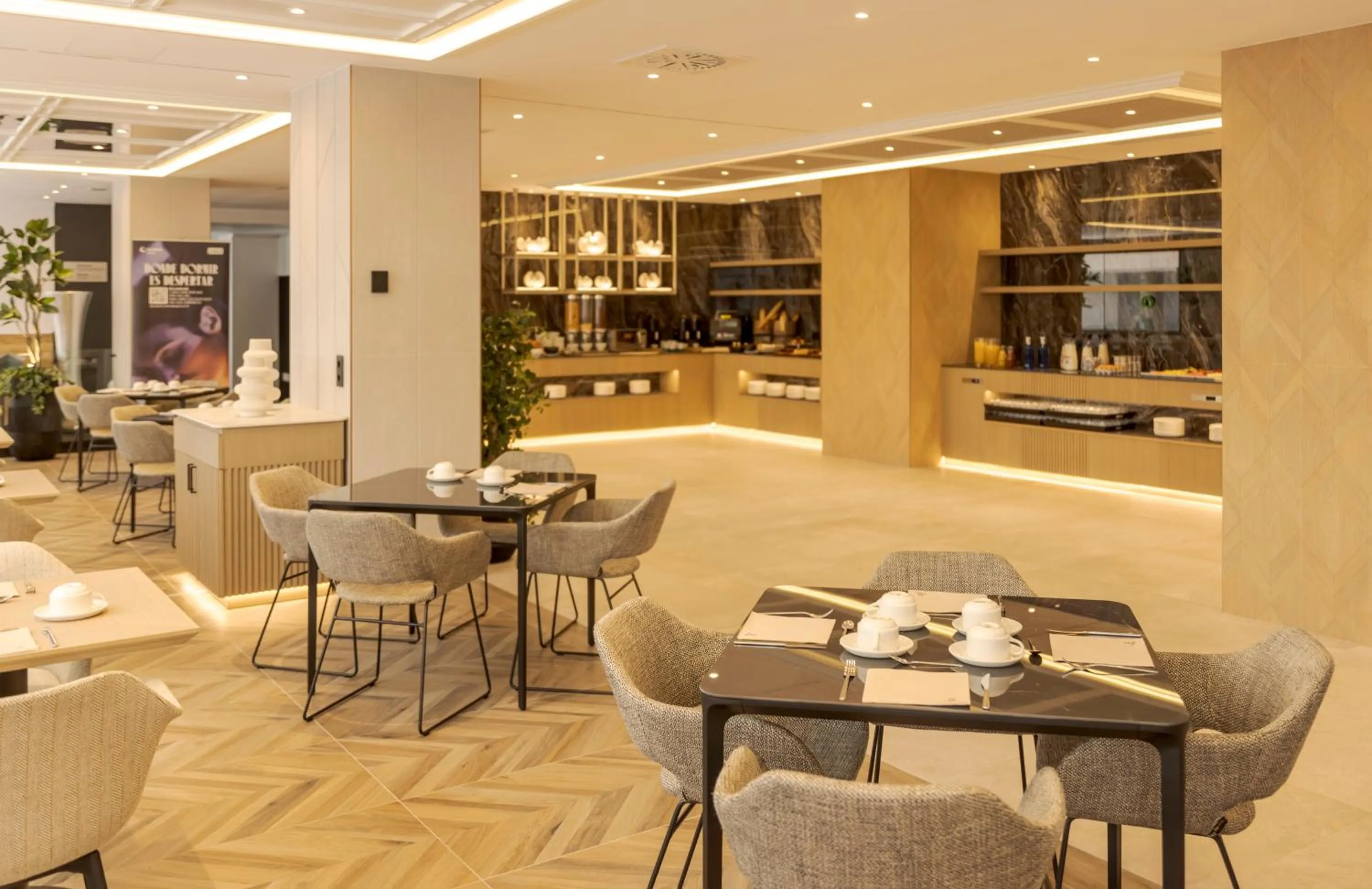 Restaurant/places to eat in Ilunion Romareda