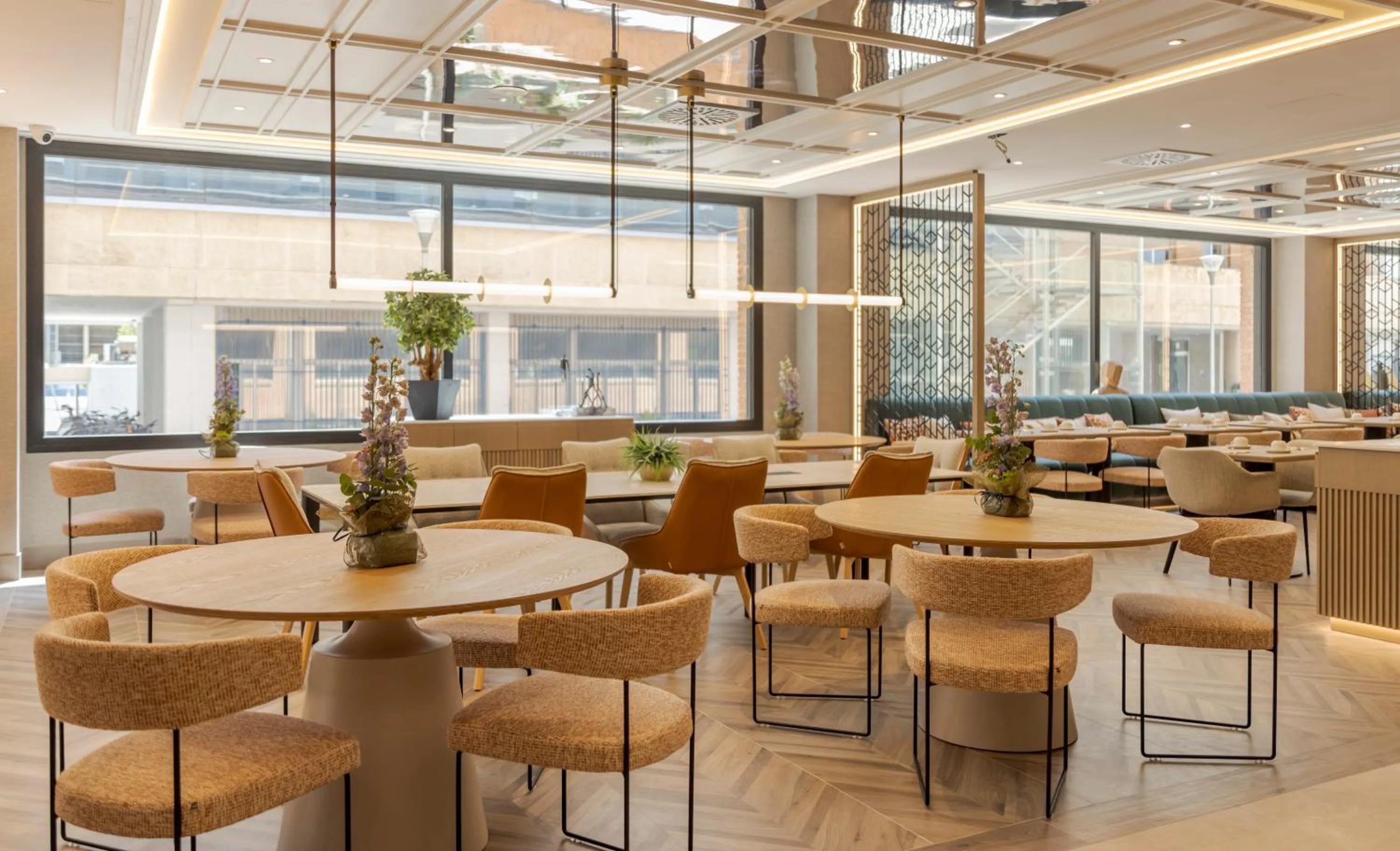 Lobby or reception in Ilunion Romareda