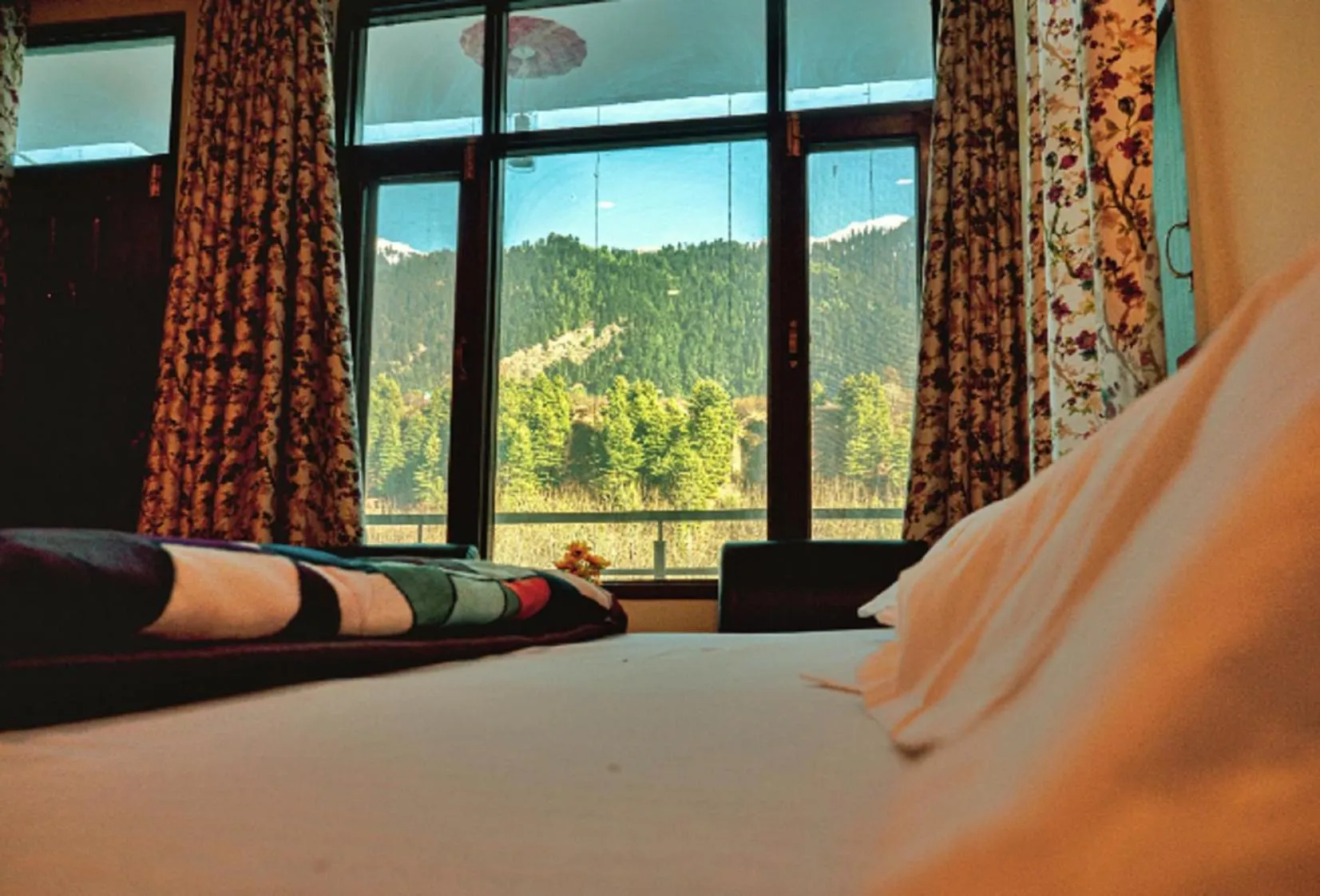 Photo of the whole room, Bed in Him Taj by StayApart