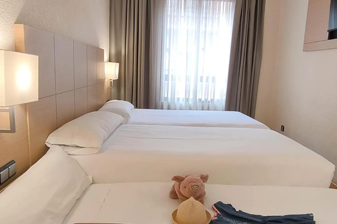 Photo of the whole room, Bed in Hotel Condes de Haro