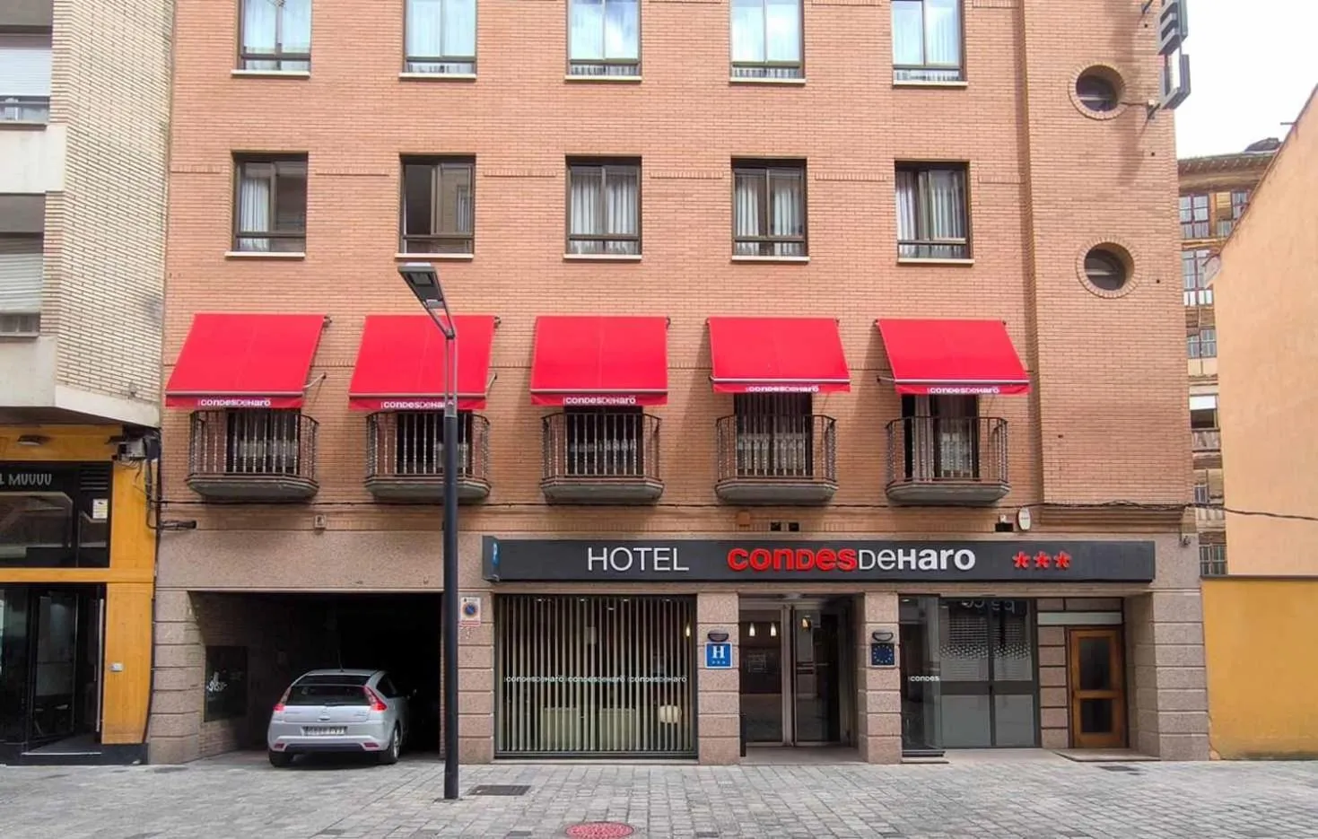 Quiet street view in Hotel Condes de Haro