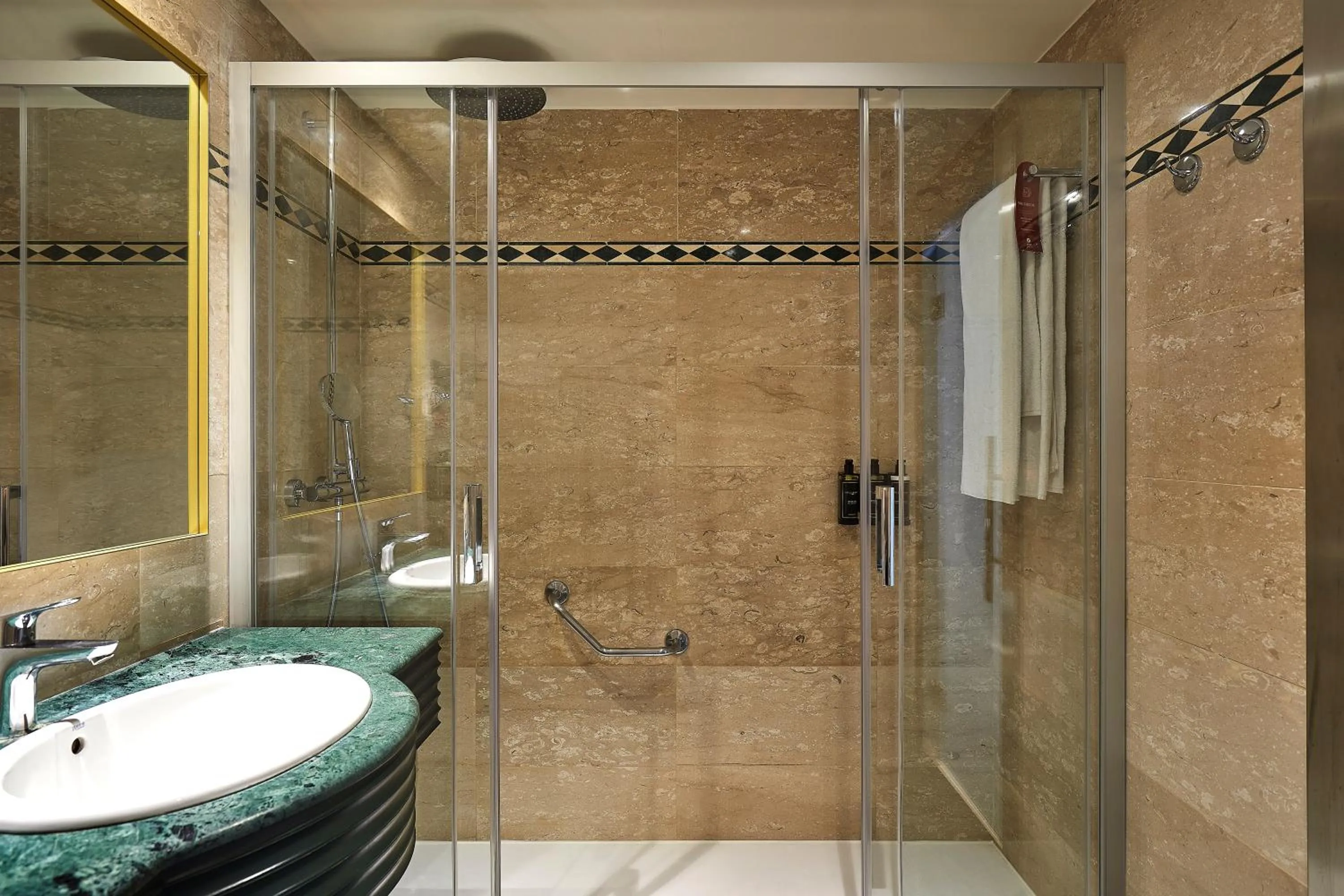 Shower in Exe Mitre