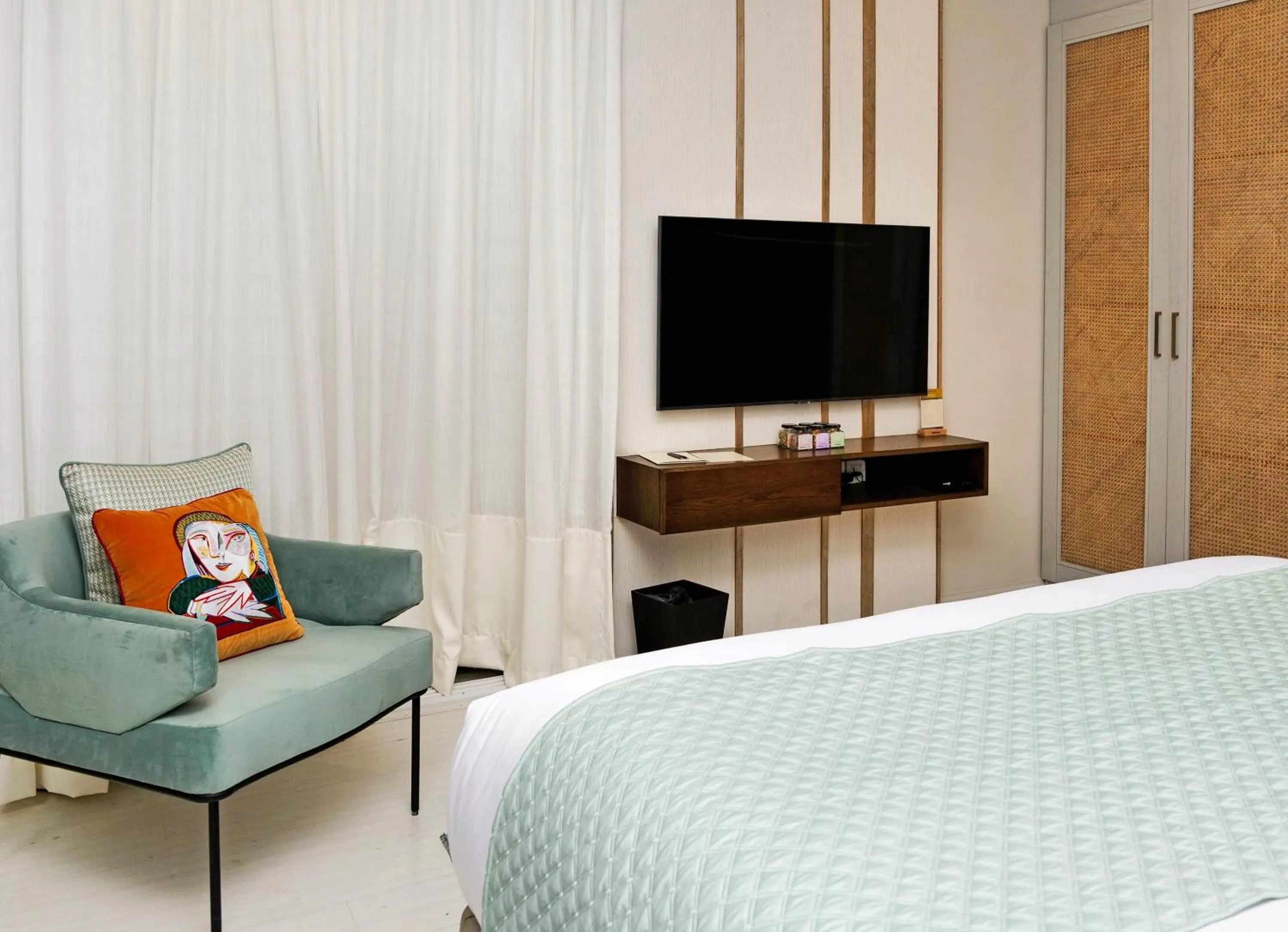 TV and multimedia, Bed in Ambiance Boutique Art Hotel Karachi