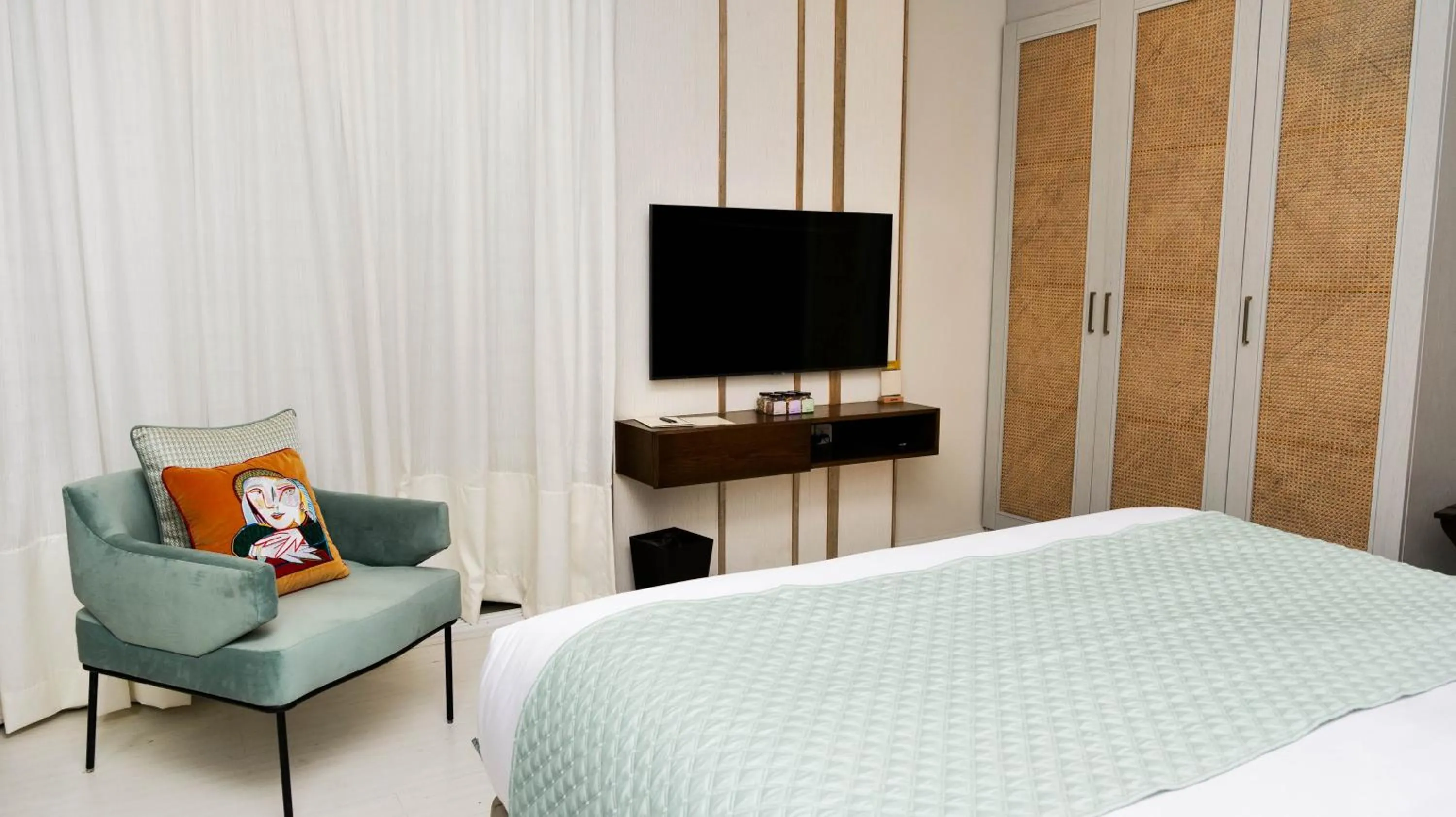 TV and multimedia, Bed in Ambiance Boutique Art Hotel Karachi