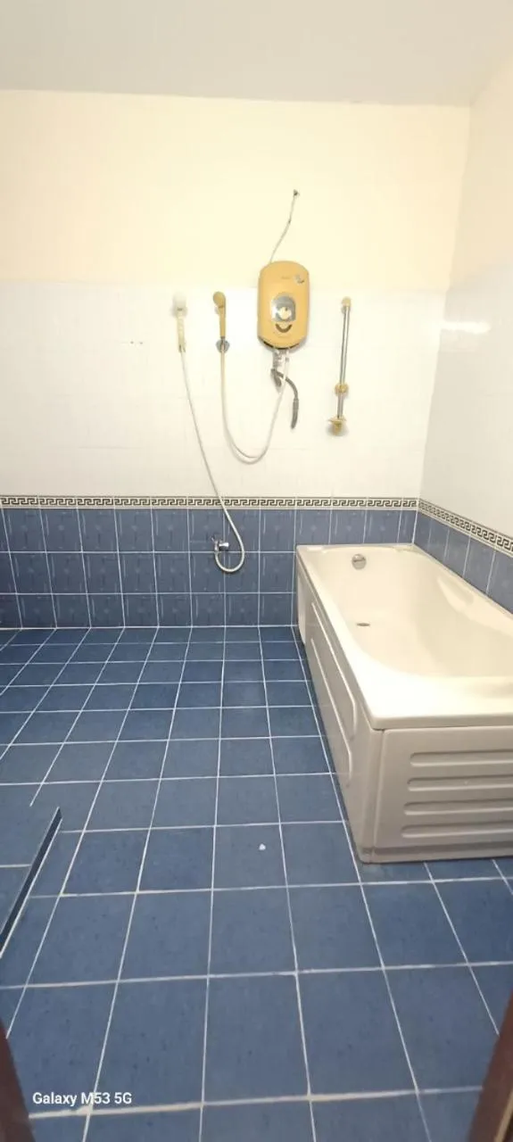 Toilet in Nhat Binh 2 Hotel