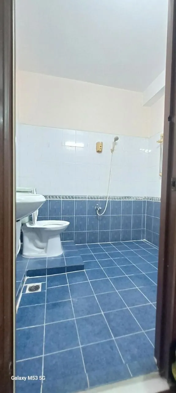 Toilet in Nhat Binh 2 Hotel