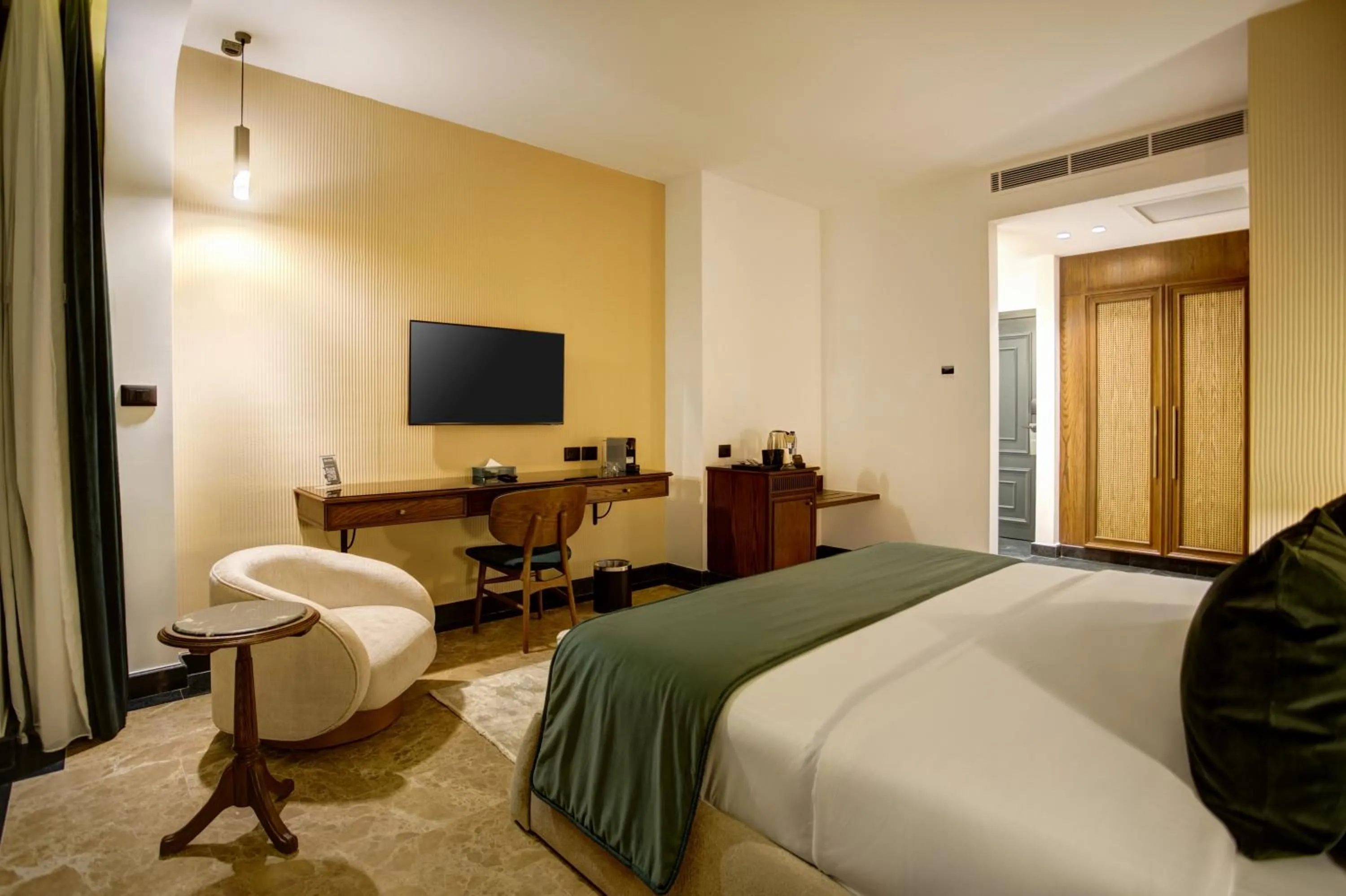 Communal lounge/ TV room in Bratus Hotel