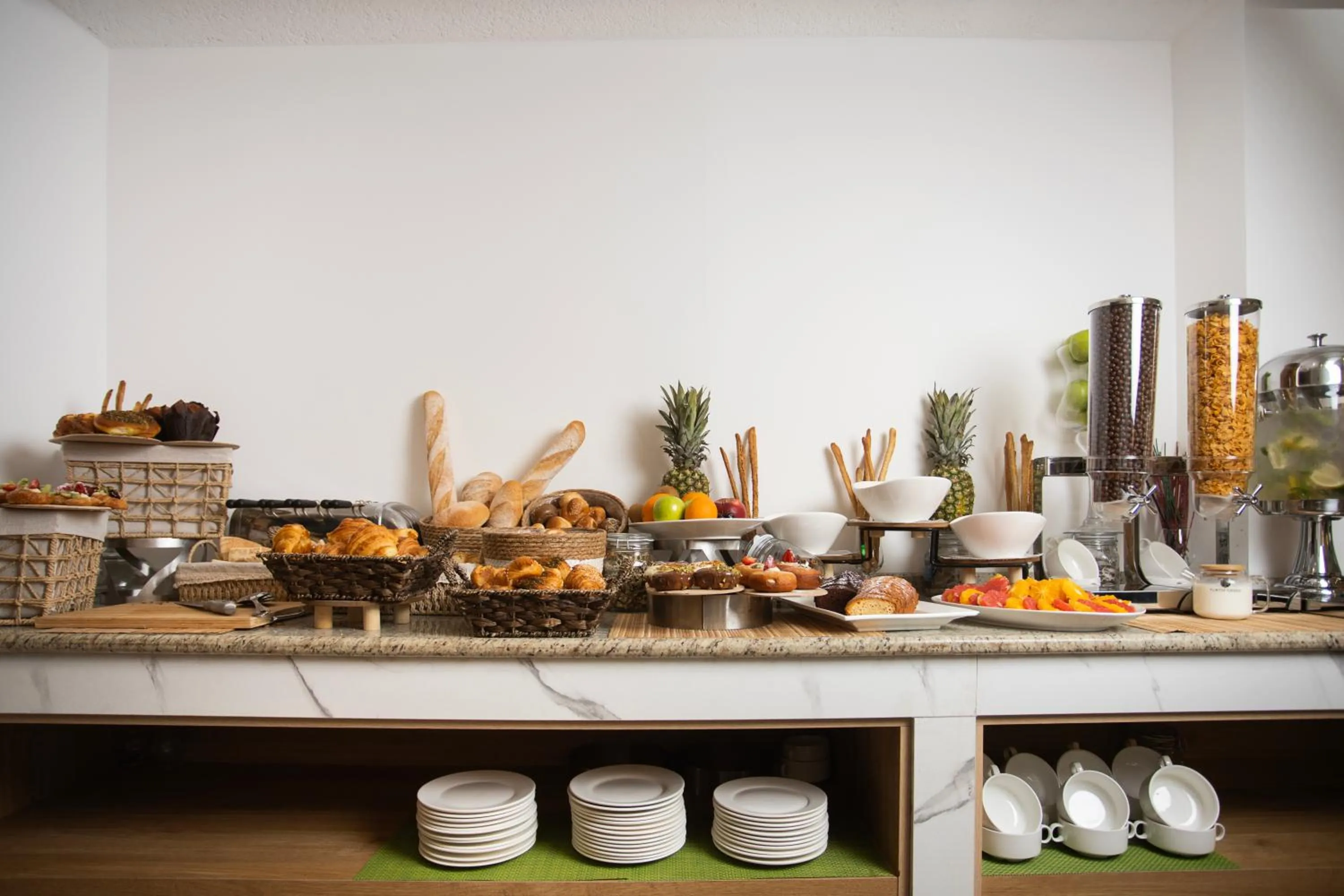 Food and drinks in Bratus Hotel