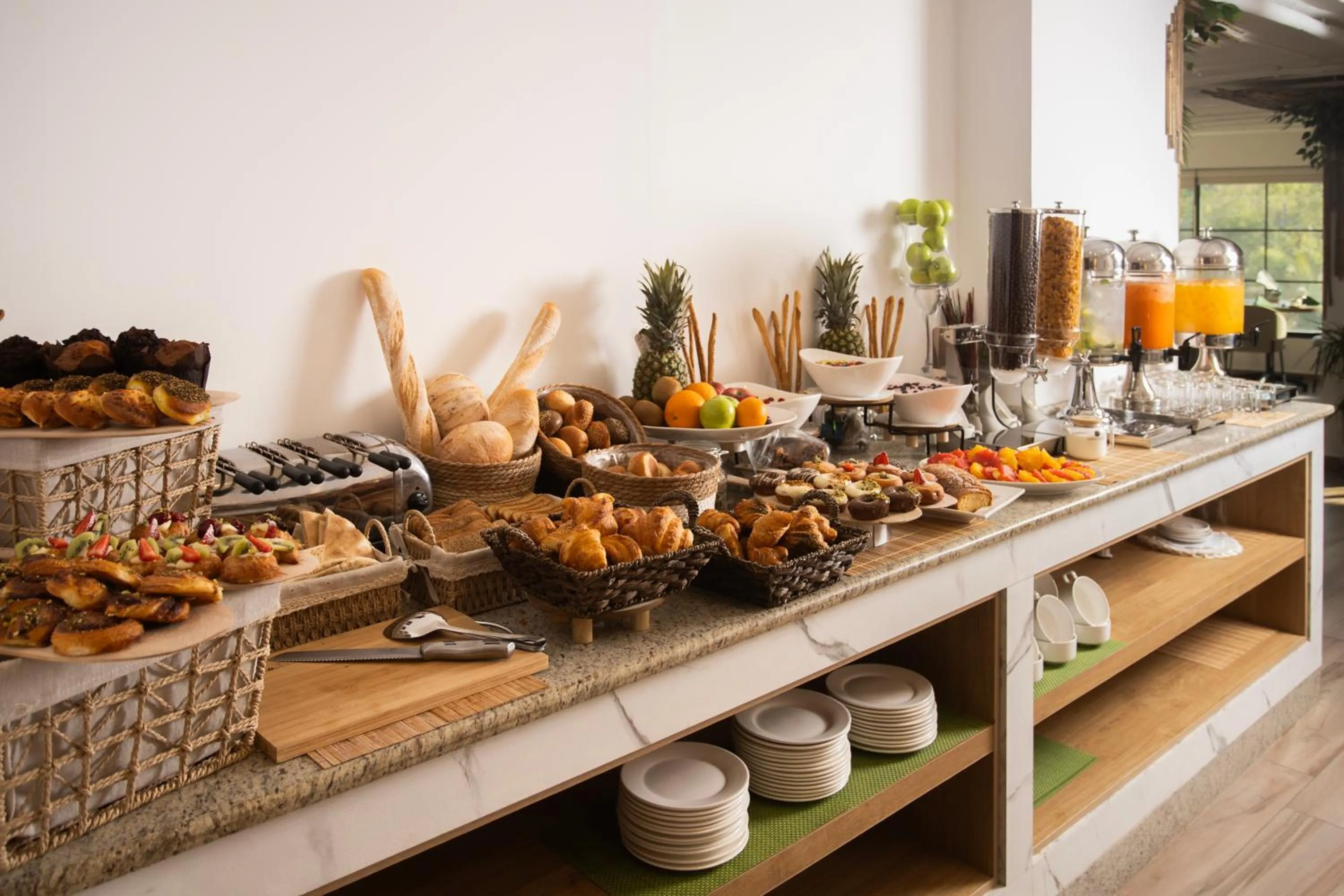 Restaurant/places to eat in Bratus Hotel