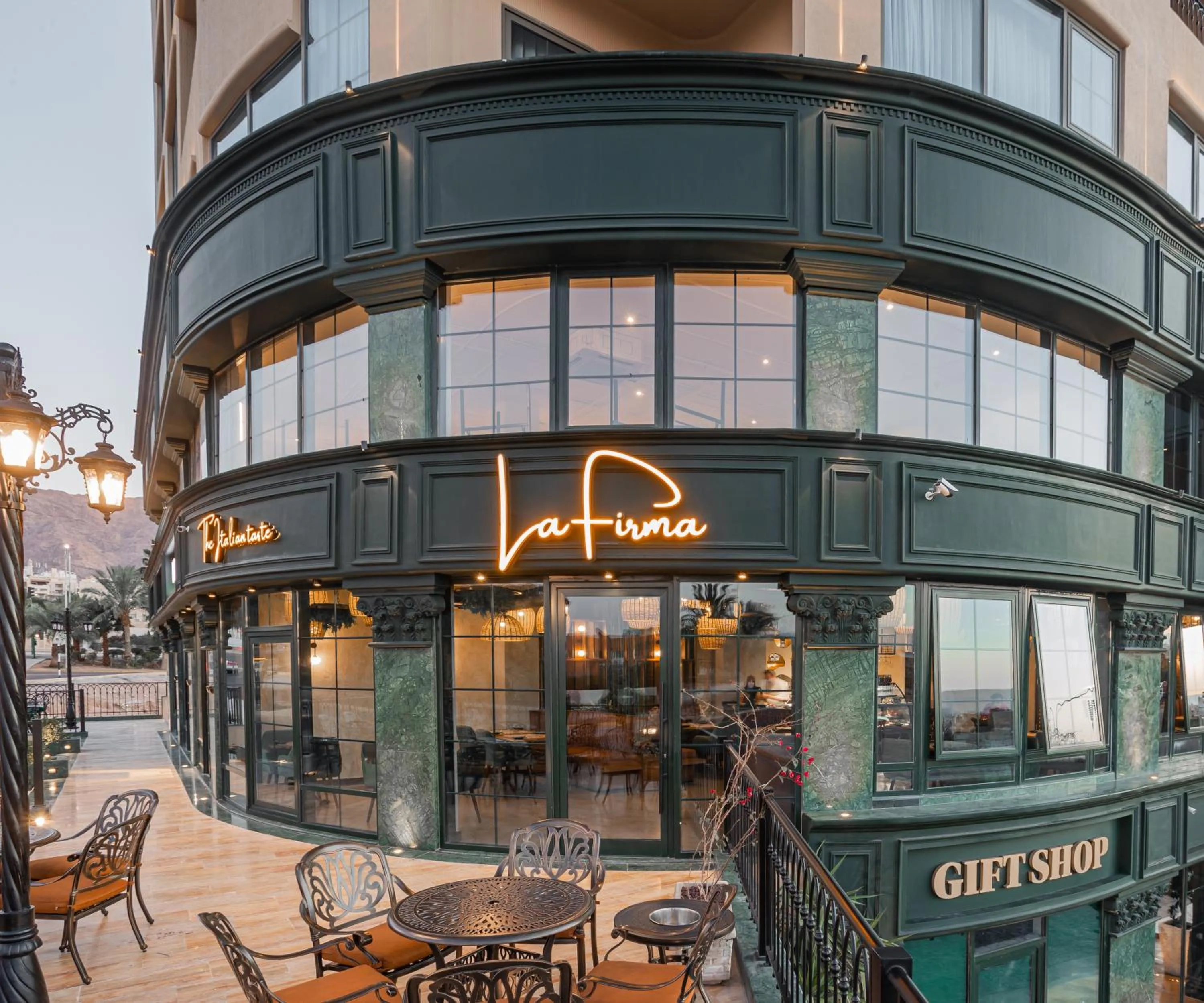 Restaurant/places to eat in Bratus Hotel