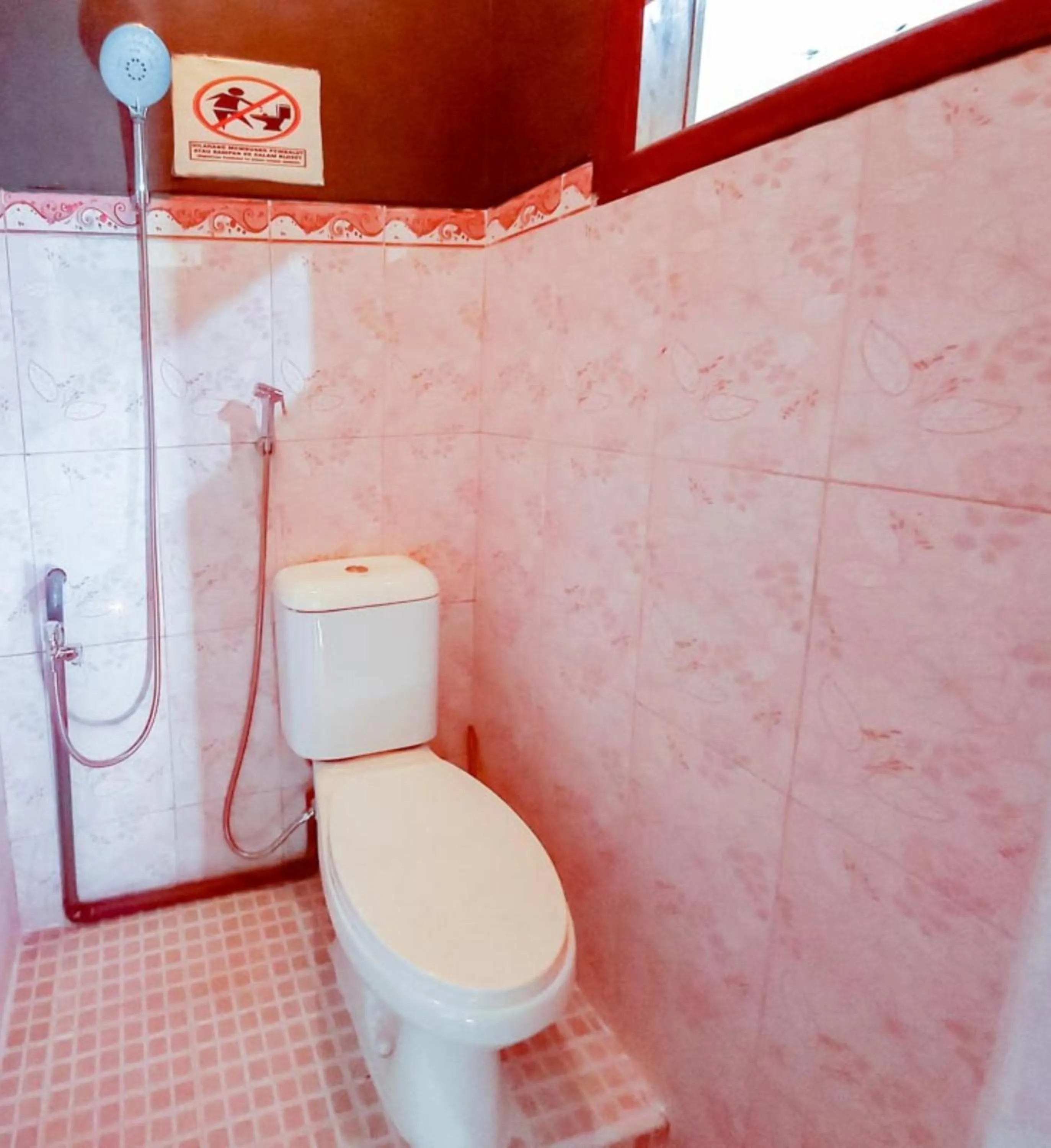 Bathroom in Hotel Gerung 2 near Luwes Mall Nganjuk Mitra RedDoorz