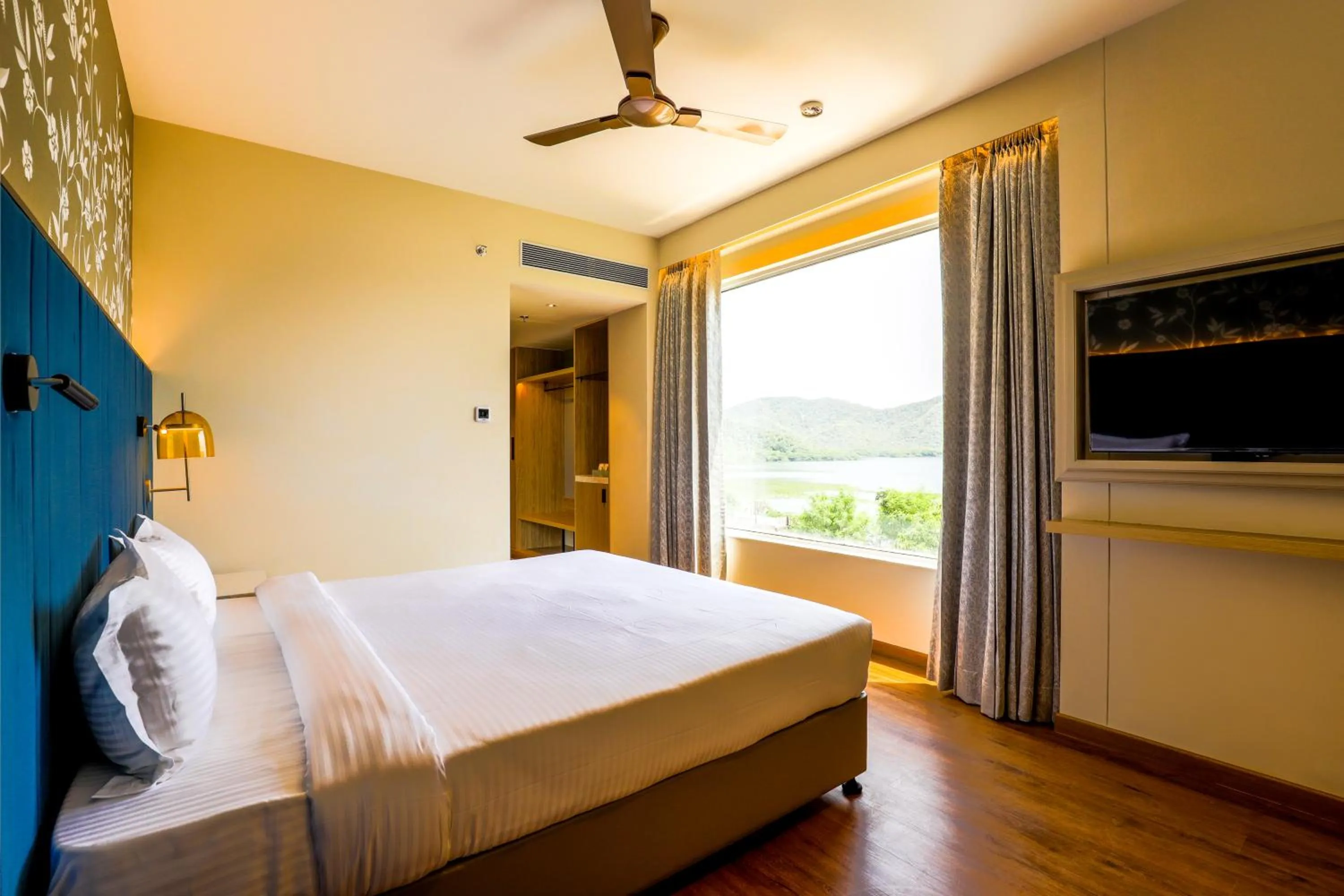 Photo of the whole room, Bed in 7 Apple Hotel Jal Mahal, Jaipur