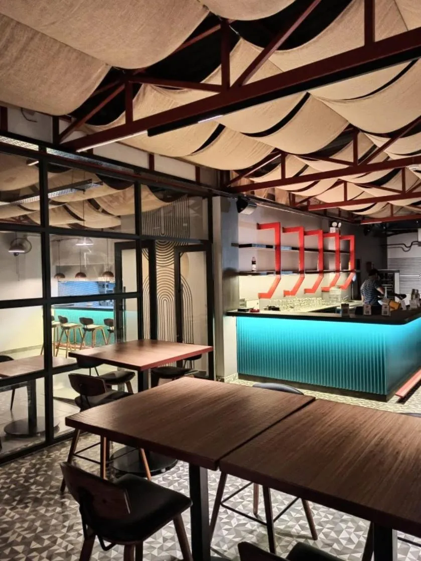 Restaurant/places to eat in Diviyum Manor