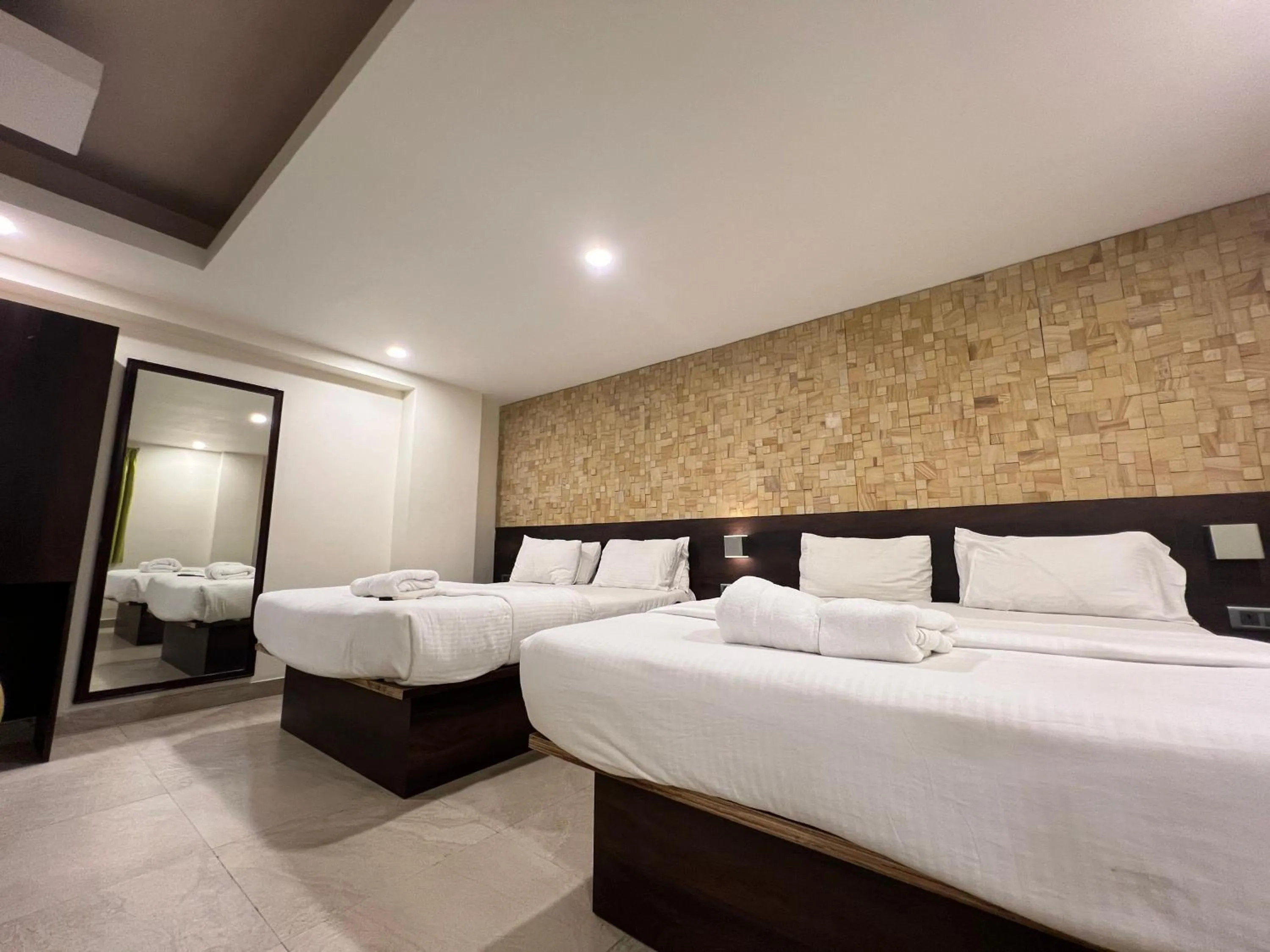 Photo of the whole room, Bed in Diviyum Manor