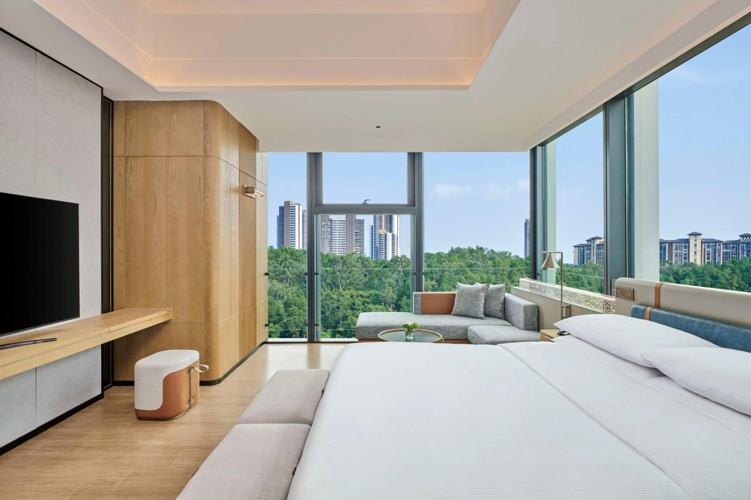 Living room, Bed in DoubleTree by Hilton Guangzhou Zengcheng - Canton Fair Free Shuttle Bus