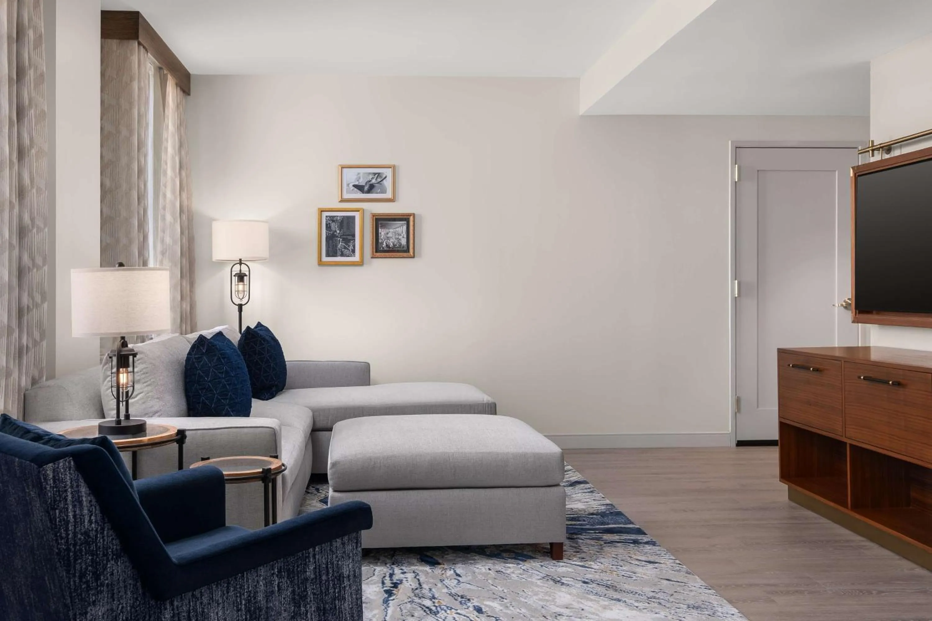 Living room in Hotel Ardent Dayton Downtown, Tapestry Collection By Hilton