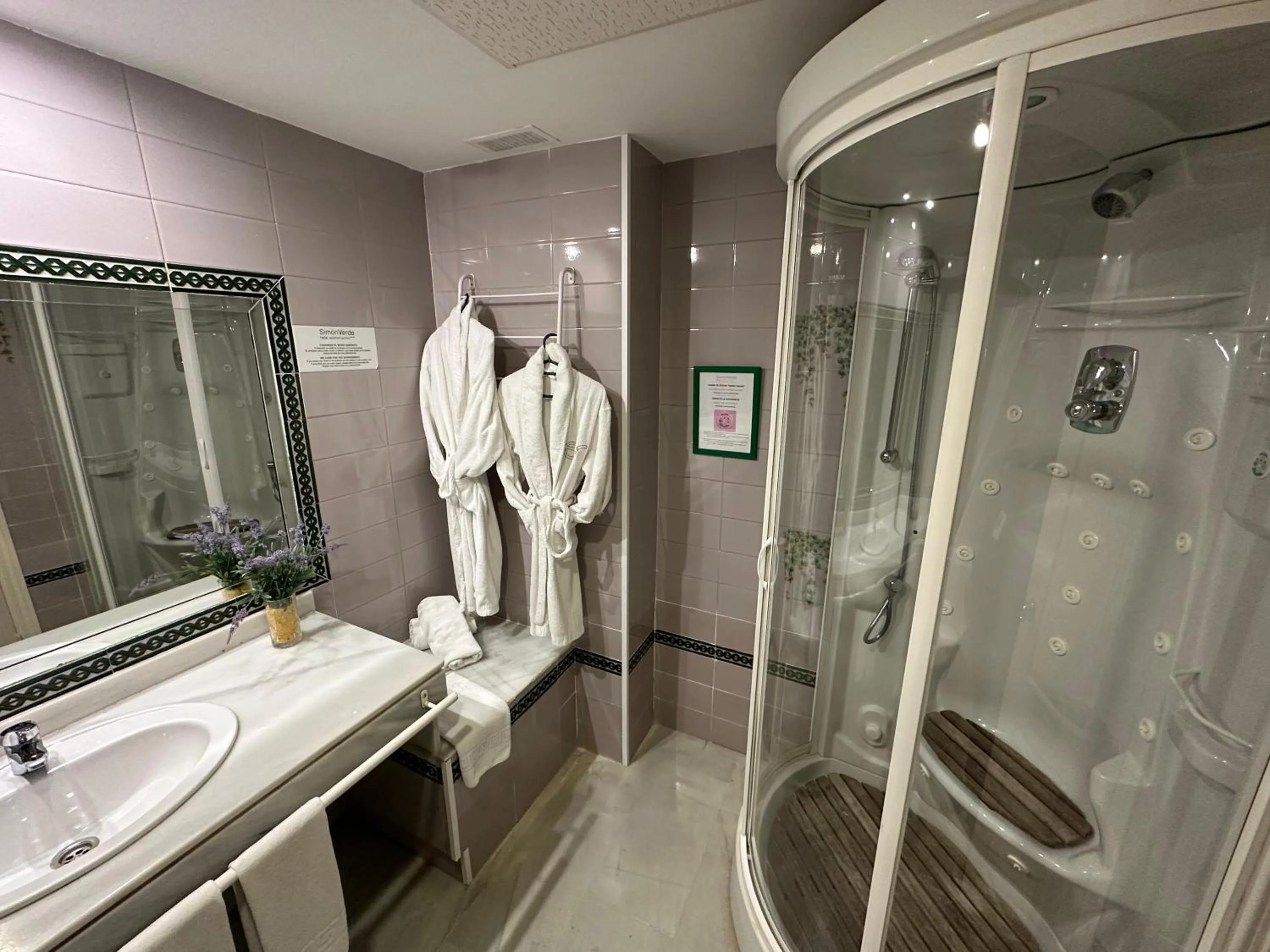 Bathroom in Hospedium Hotel Apartamentos Simón Verde