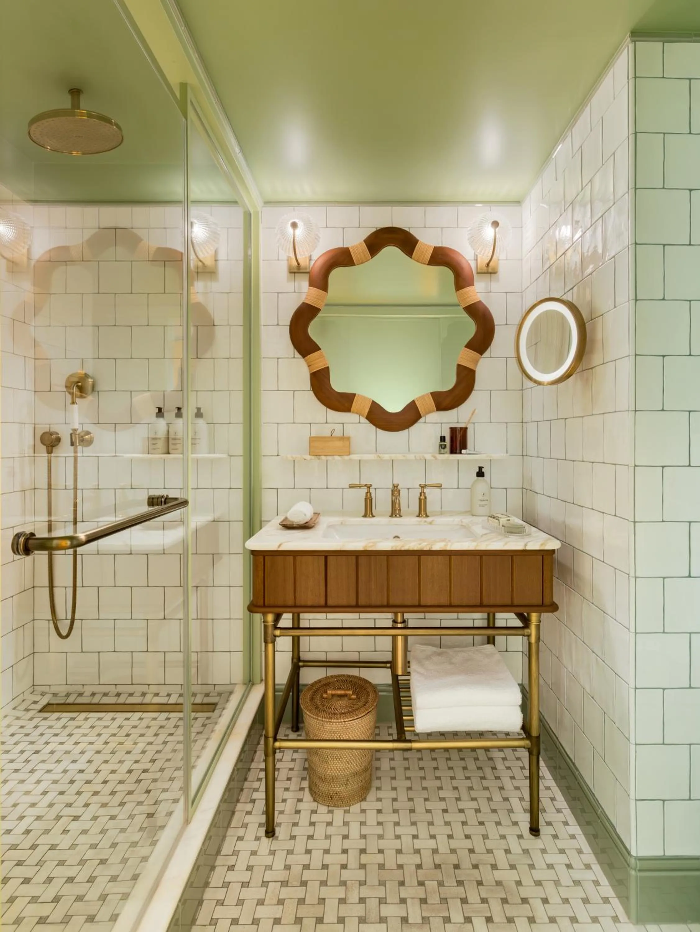 Shower in La Fantaisie