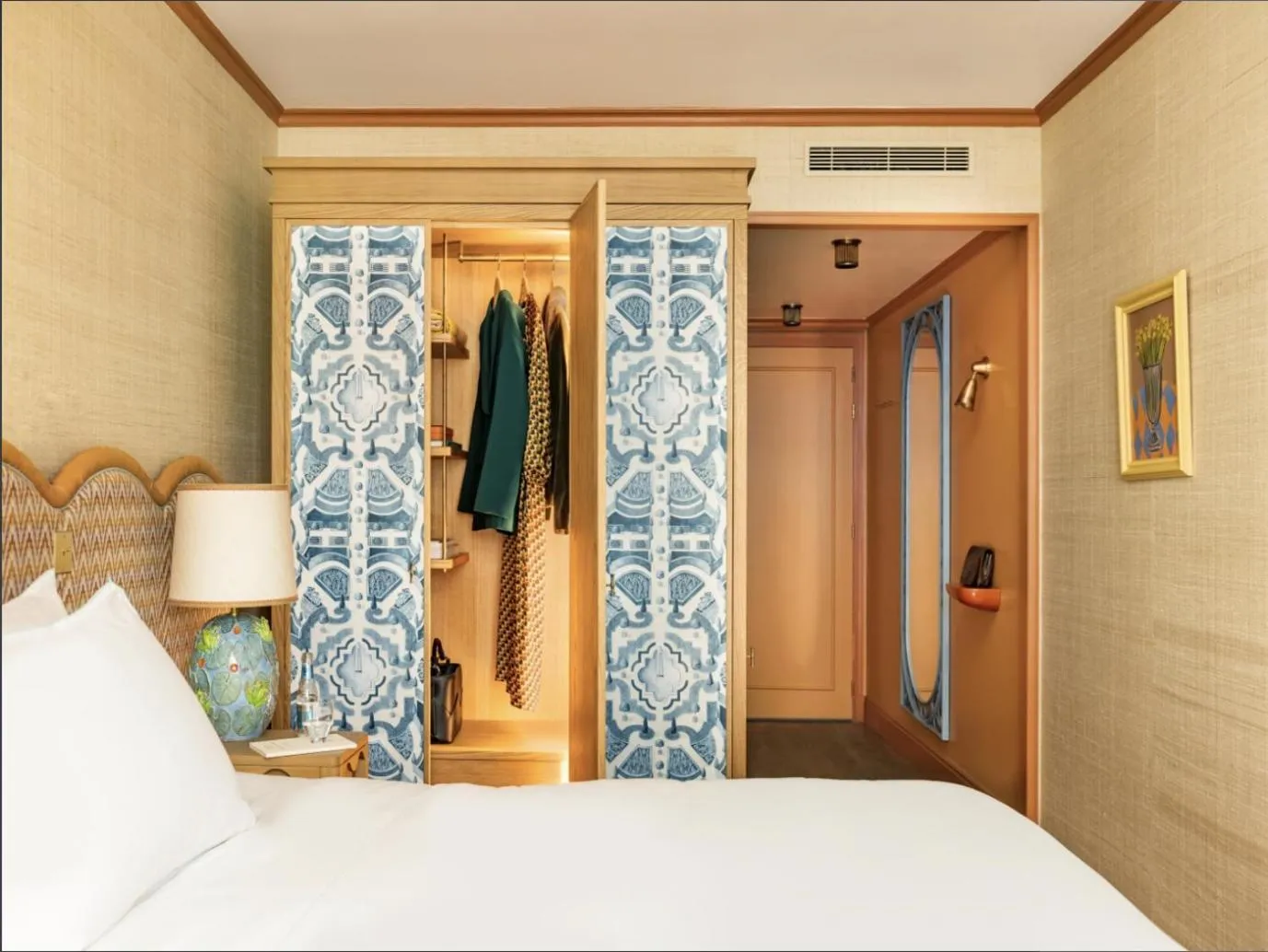 Photo of the whole room, Bed in La Fantaisie