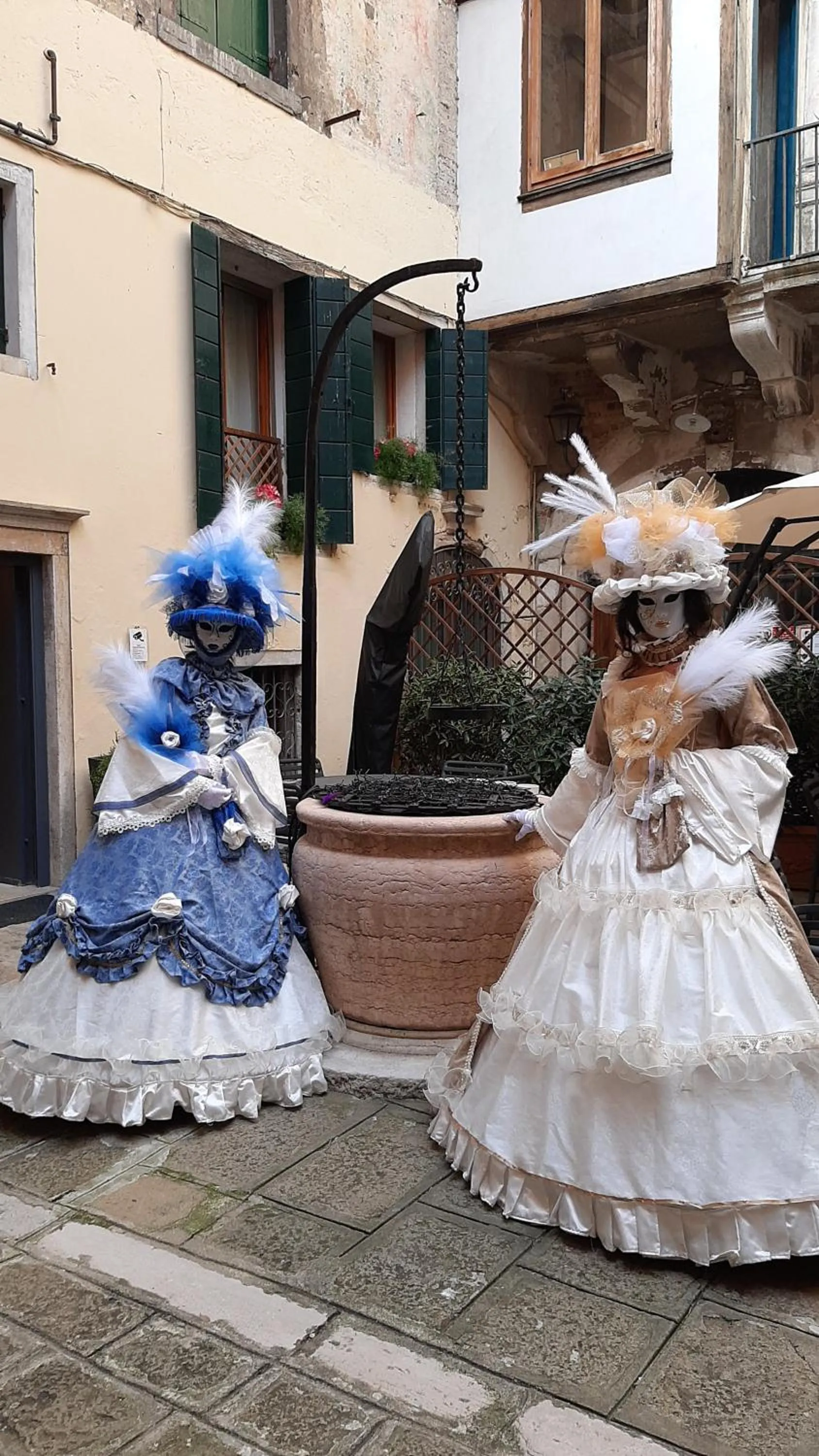 People in Corte del Doge di Rialto
