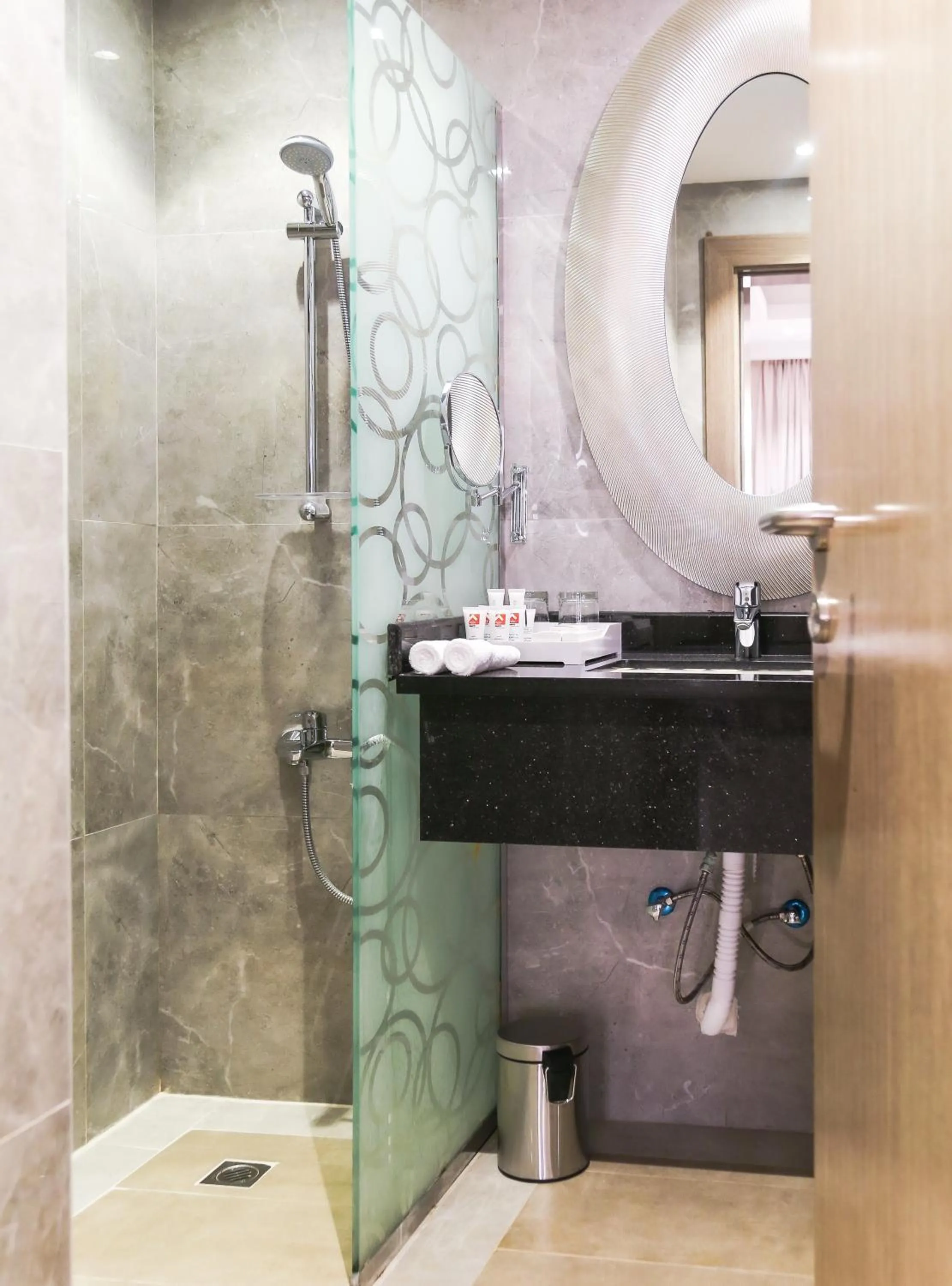 Shower in Safwat Alkhobar Hotel