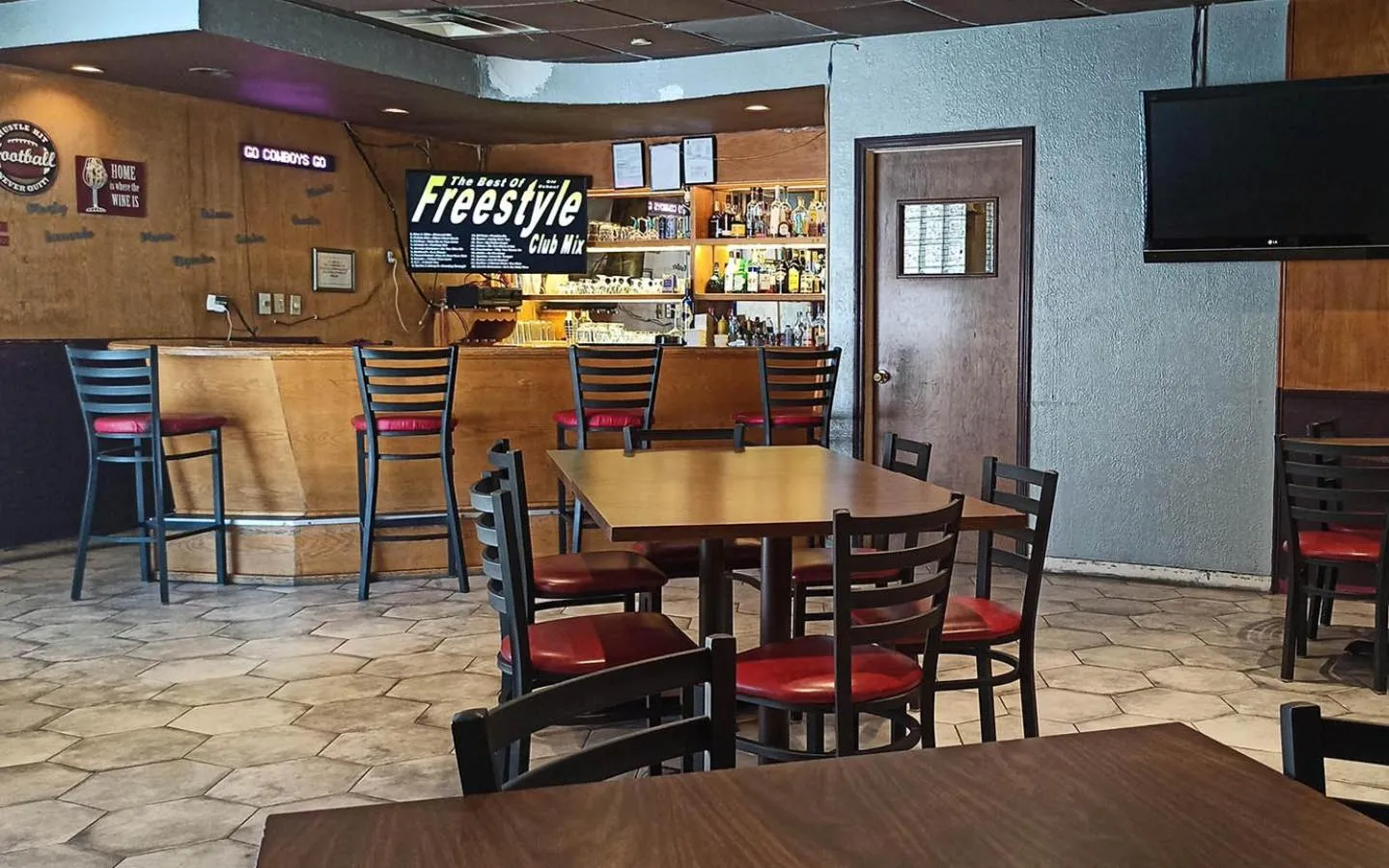 Communal lounge/ TV room in HOTEL MARIPINA