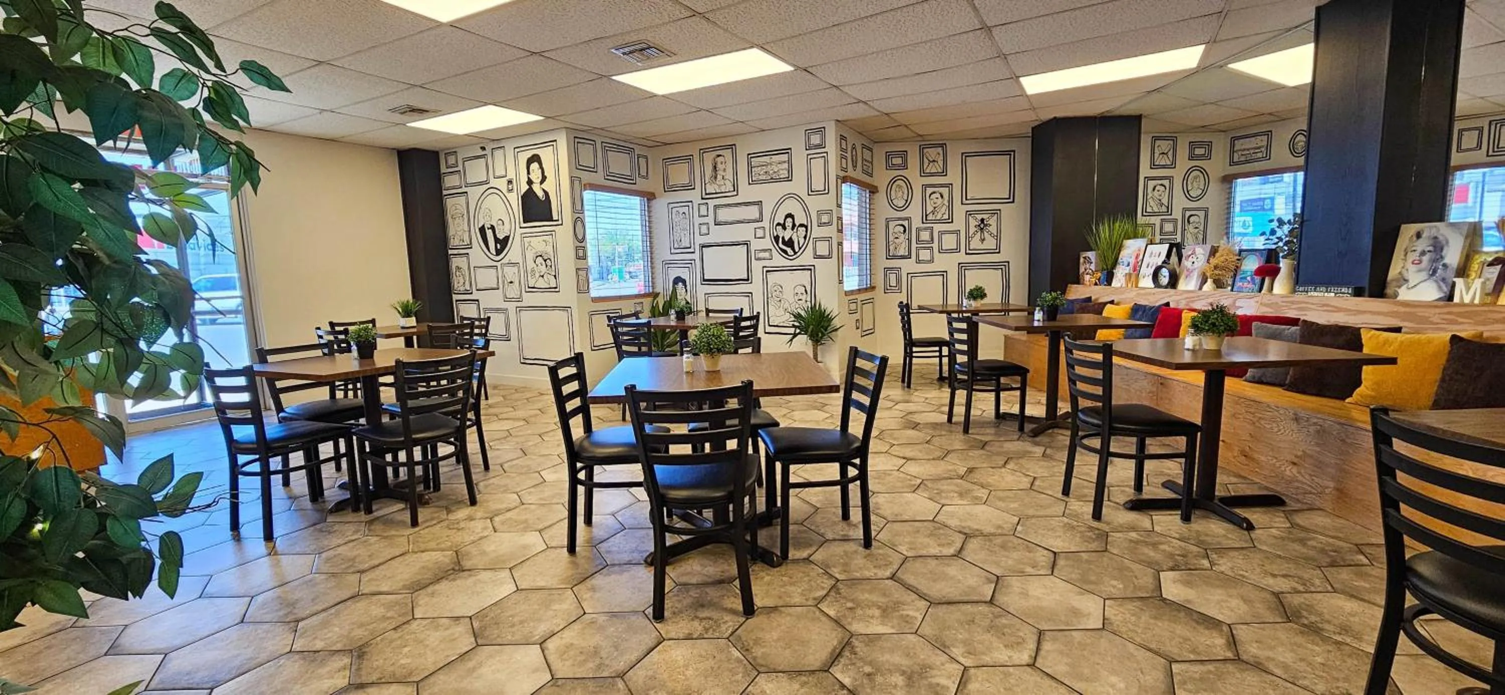 Restaurant/places to eat in HOTEL MARIPINA