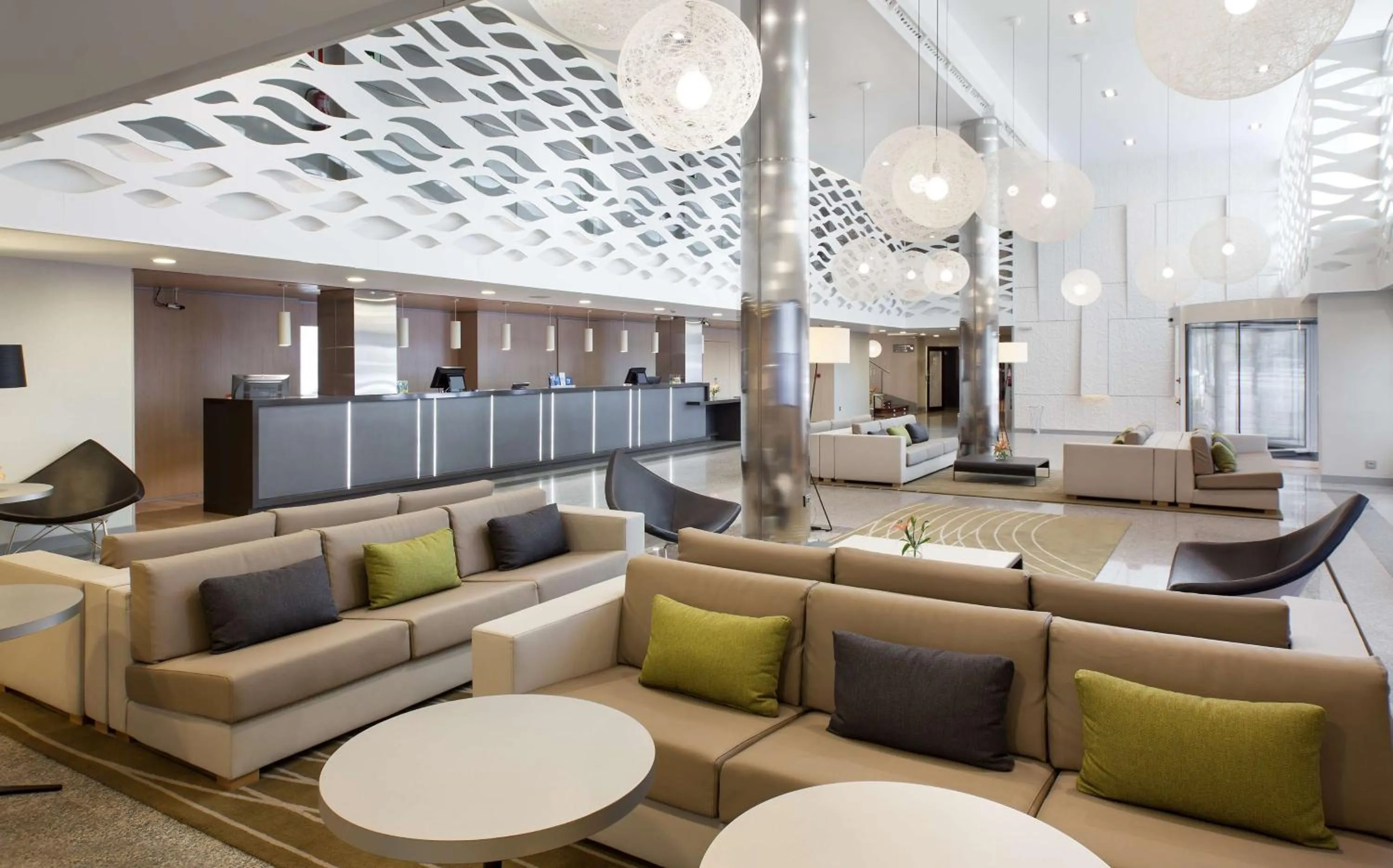 Lobby or reception in NH Pamplona Iruña Park