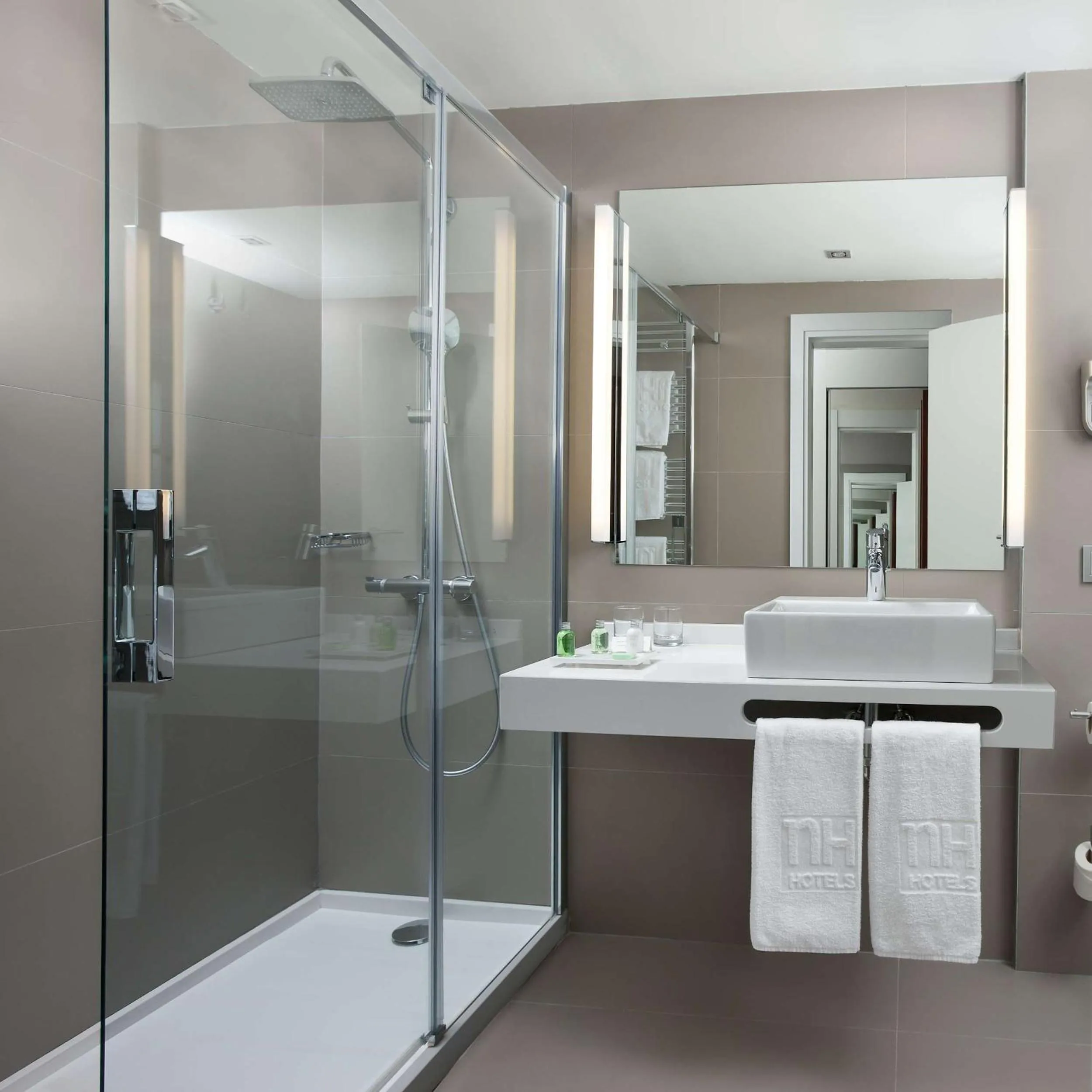 Bedroom in NH Pamplona Iruña Park