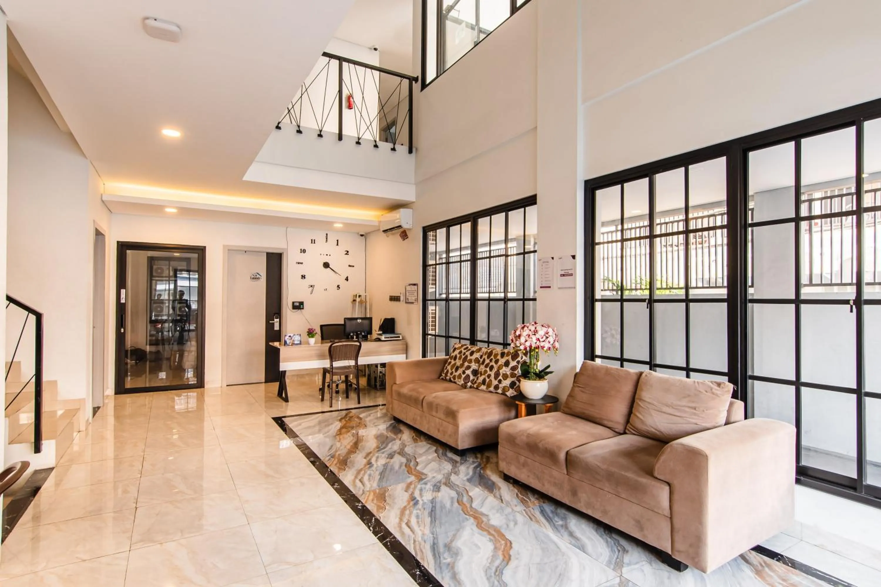 Lobby or reception in Monggo Mampir Tanjung Duren By Reccoma