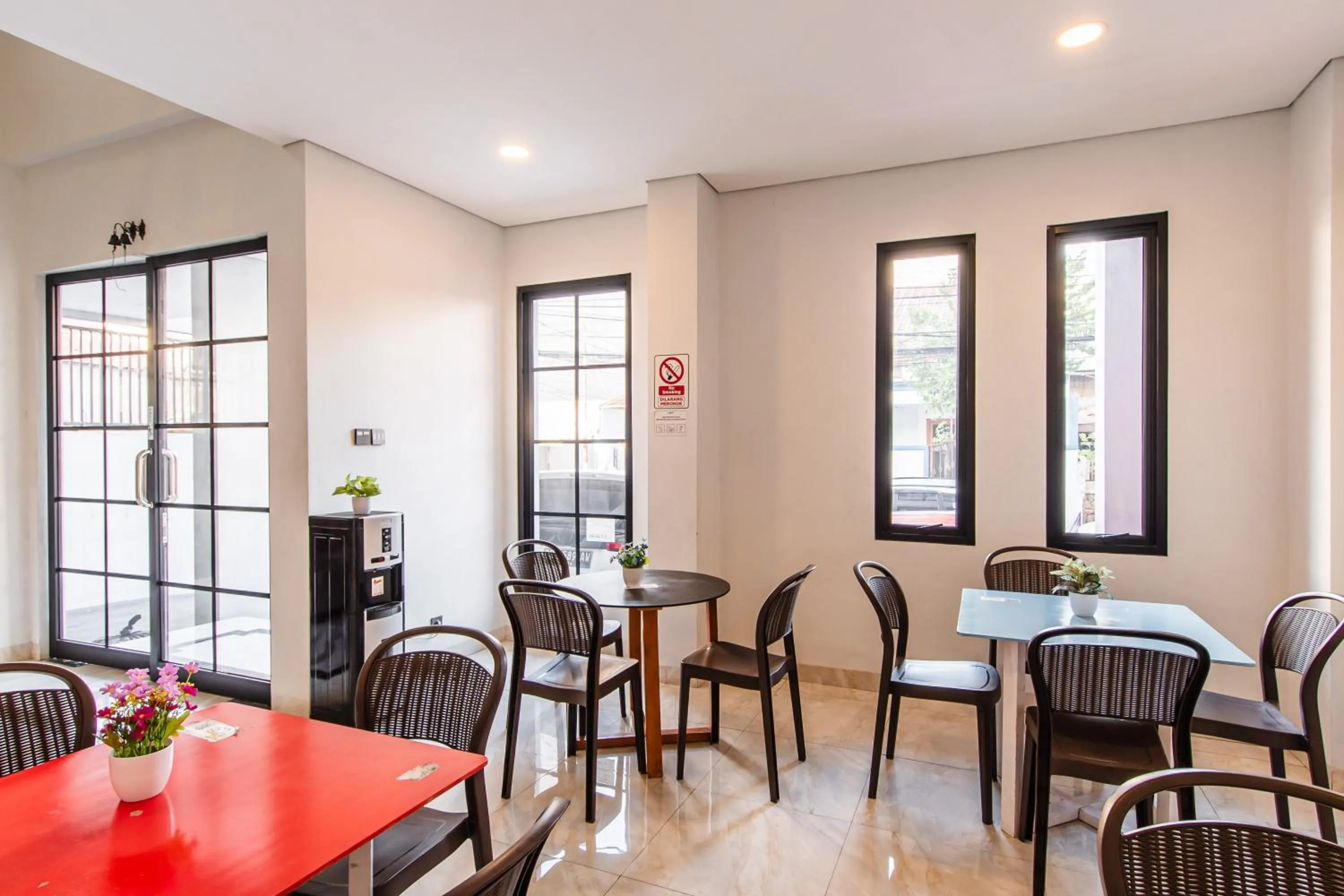 Living room in Monggo Mampir Tanjung Duren By Reccoma