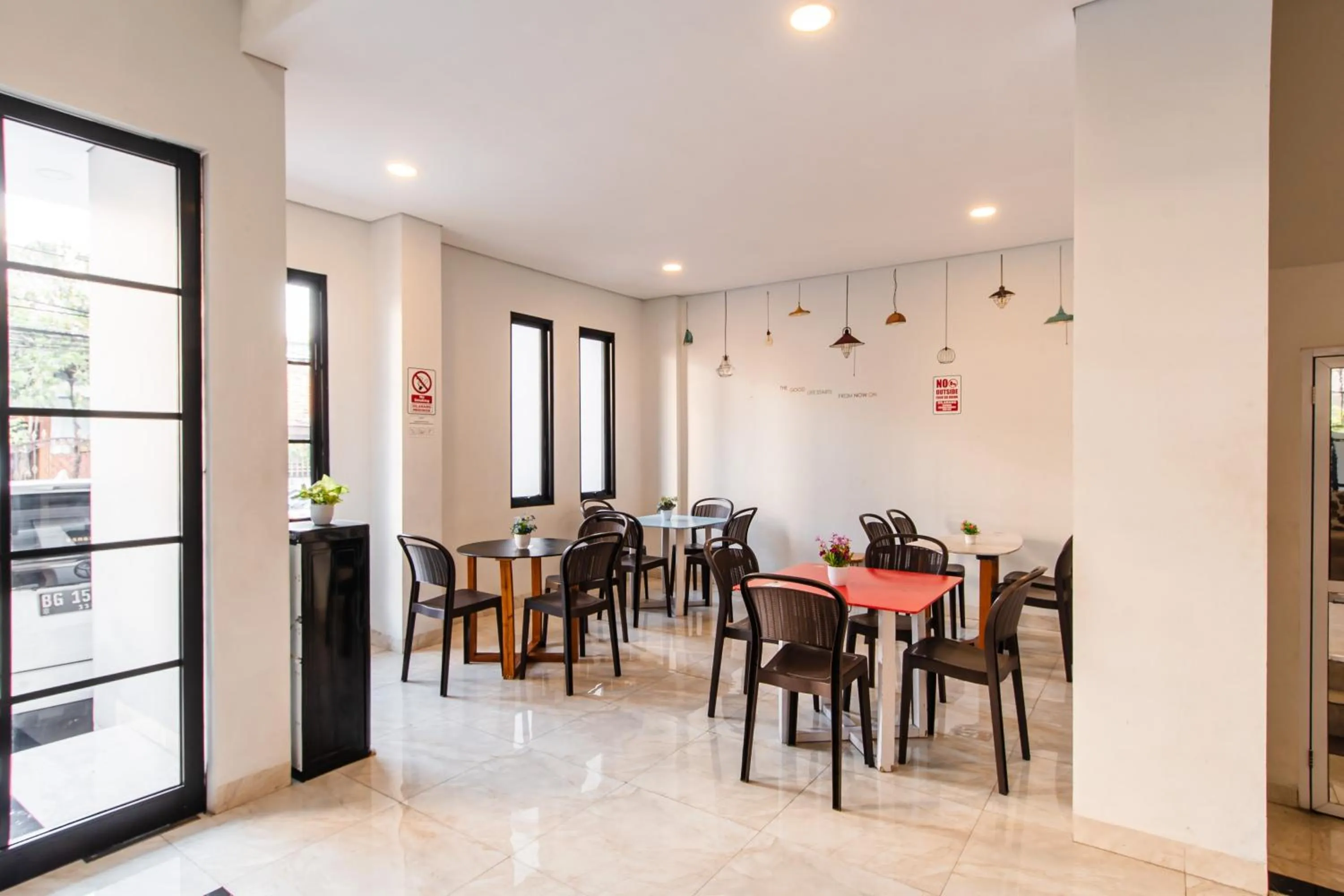 Seating area in Monggo Mampir Tanjung Duren By Reccoma