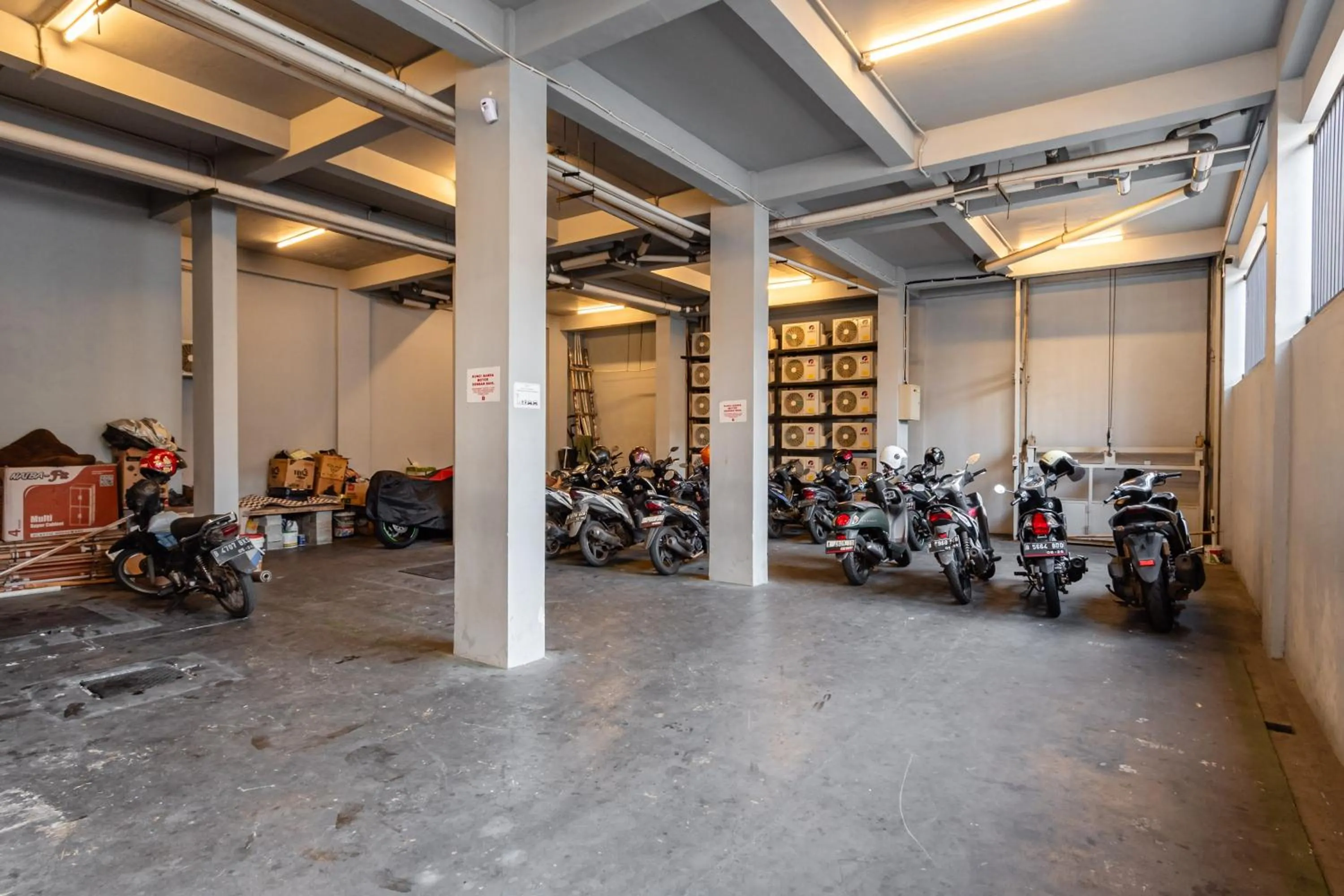 Parking in Monggo Mampir Tanjung Duren By Reccoma