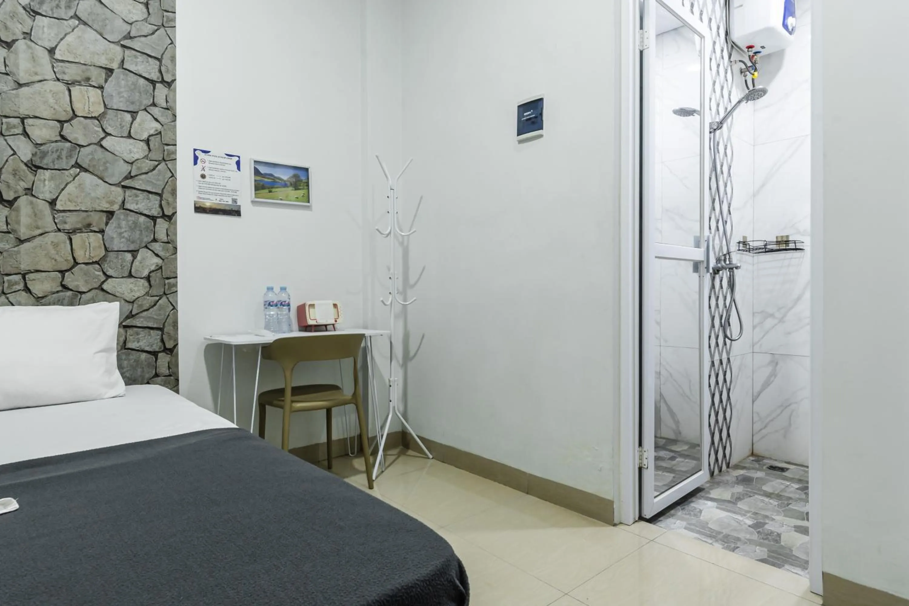 Shower, Bed in Monggo Mampir Tanjung Duren By Reccoma