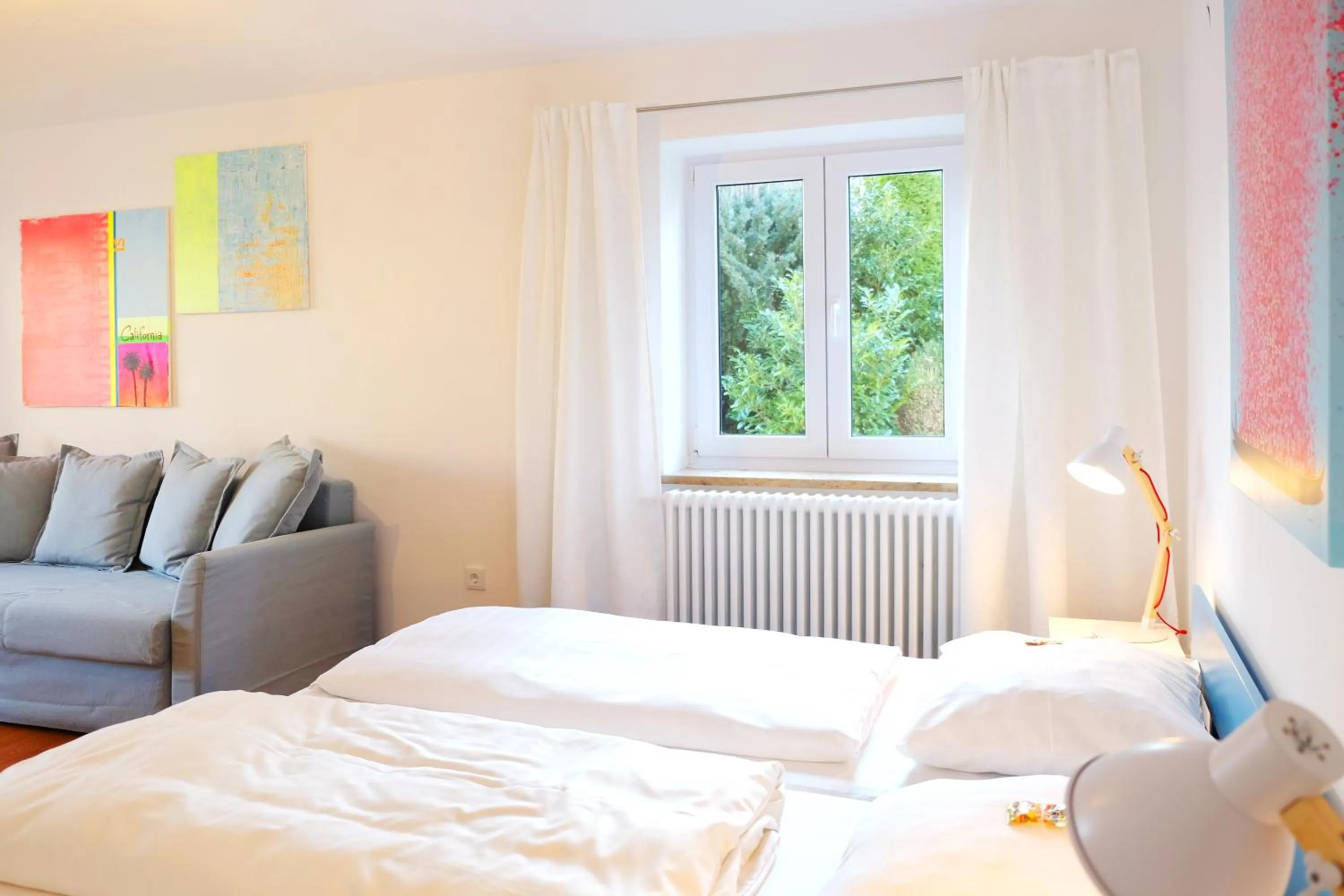 Living room, Bed in Hotel Maurerhansl