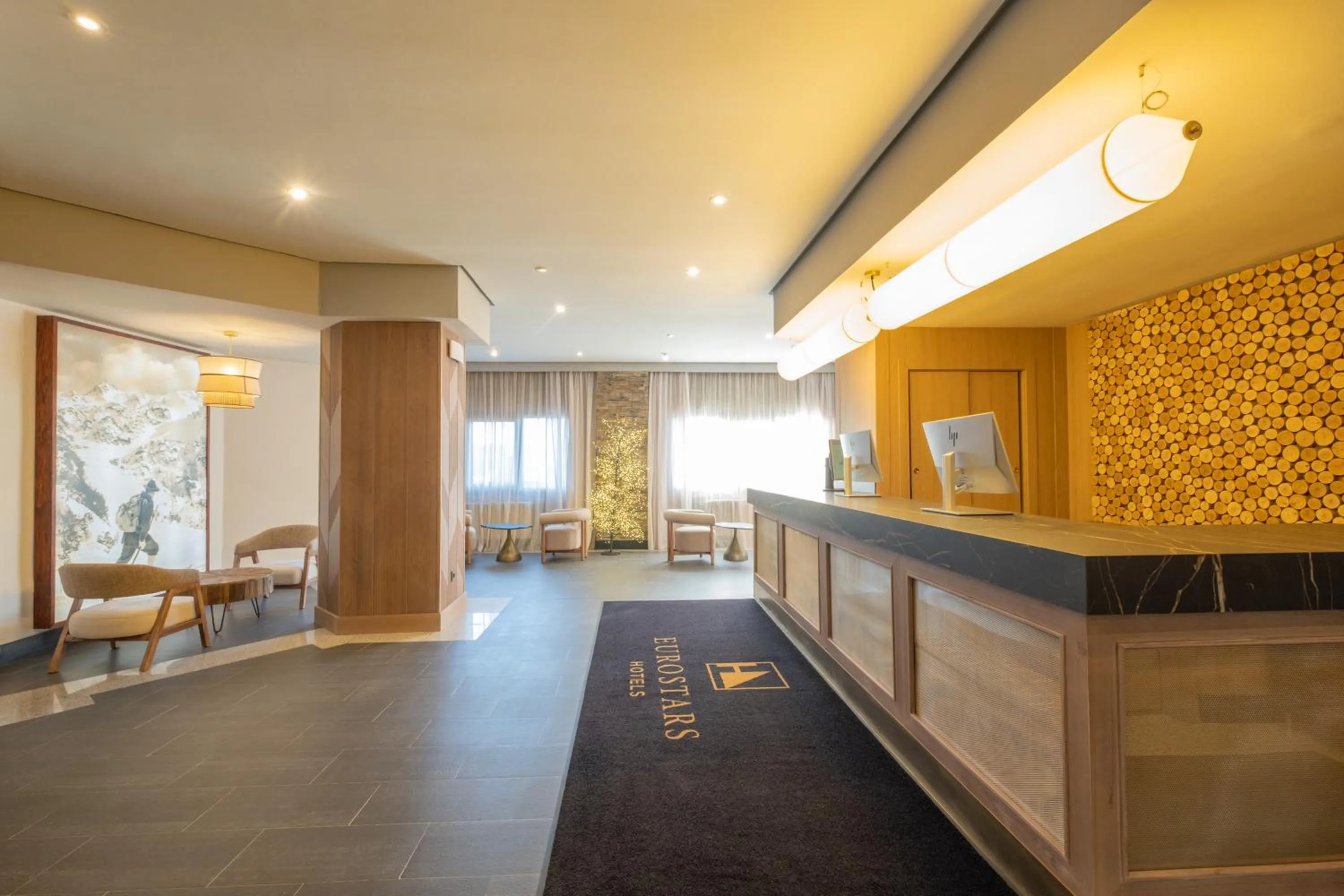 Lobby or reception in Eurostars Royal Tanau