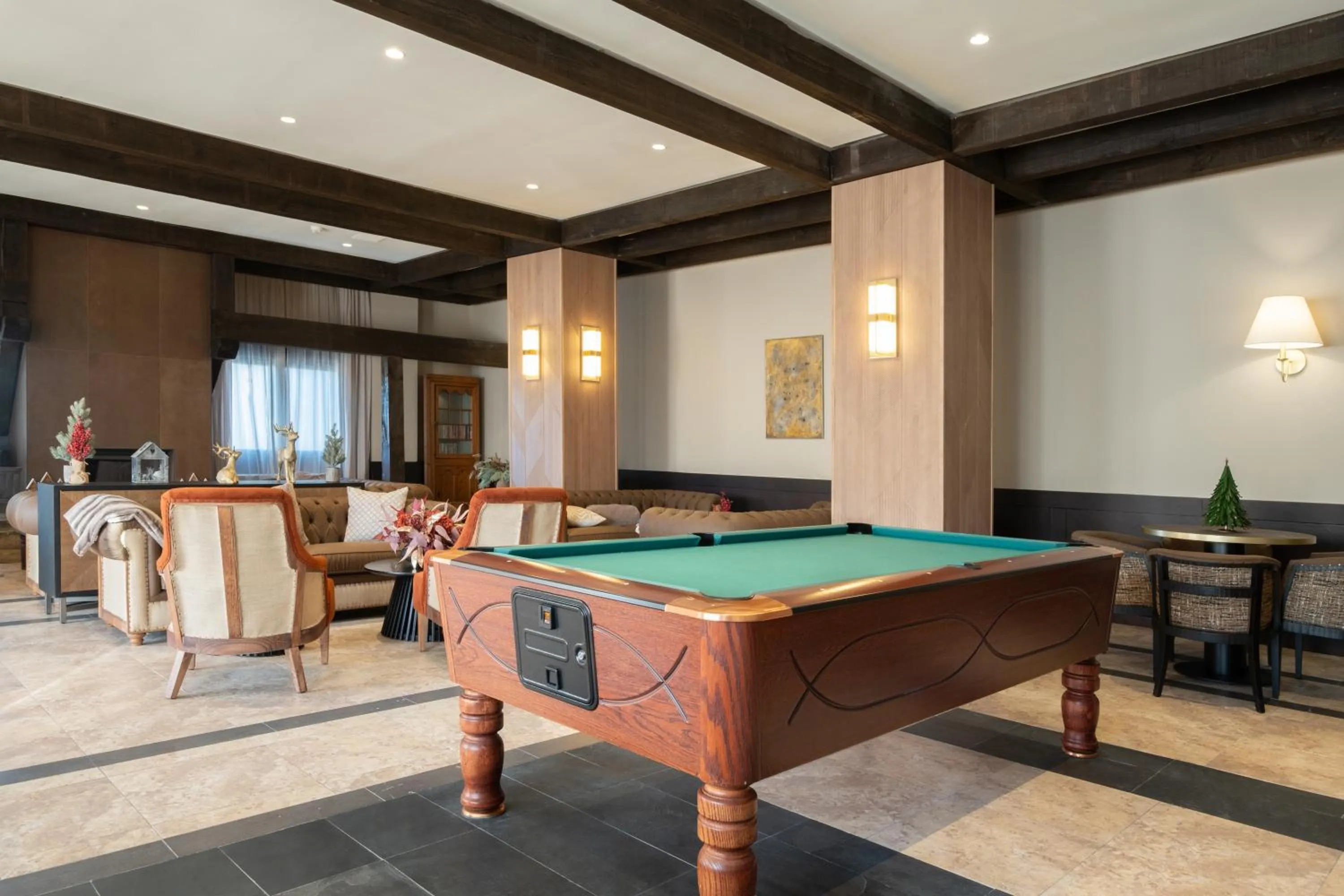 Communal lounge/ TV room in Eurostars Royal Tanau